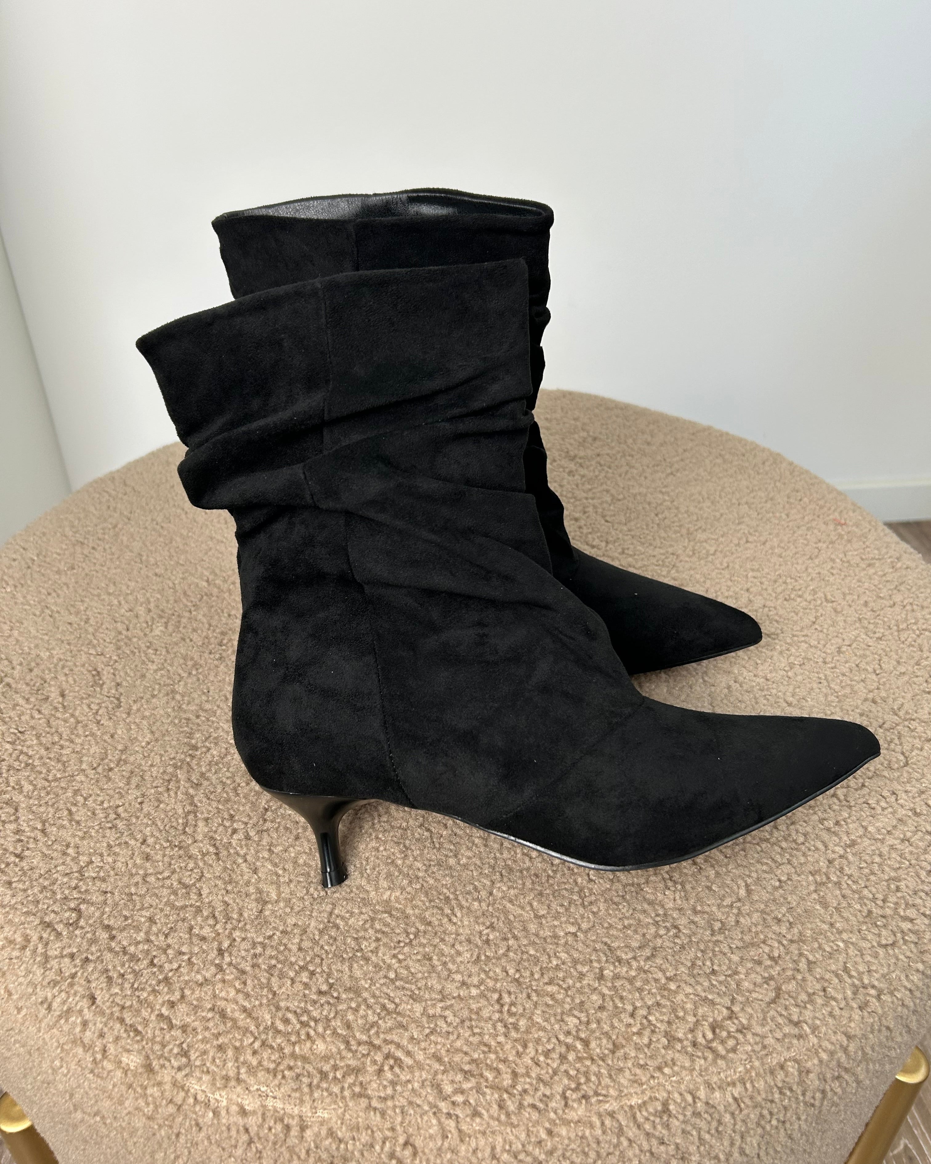 STIVALETTO CAMOSCIO  A PUNTA AFFUSOLATA – EFFETTO SLOUCHY COL. BLACK