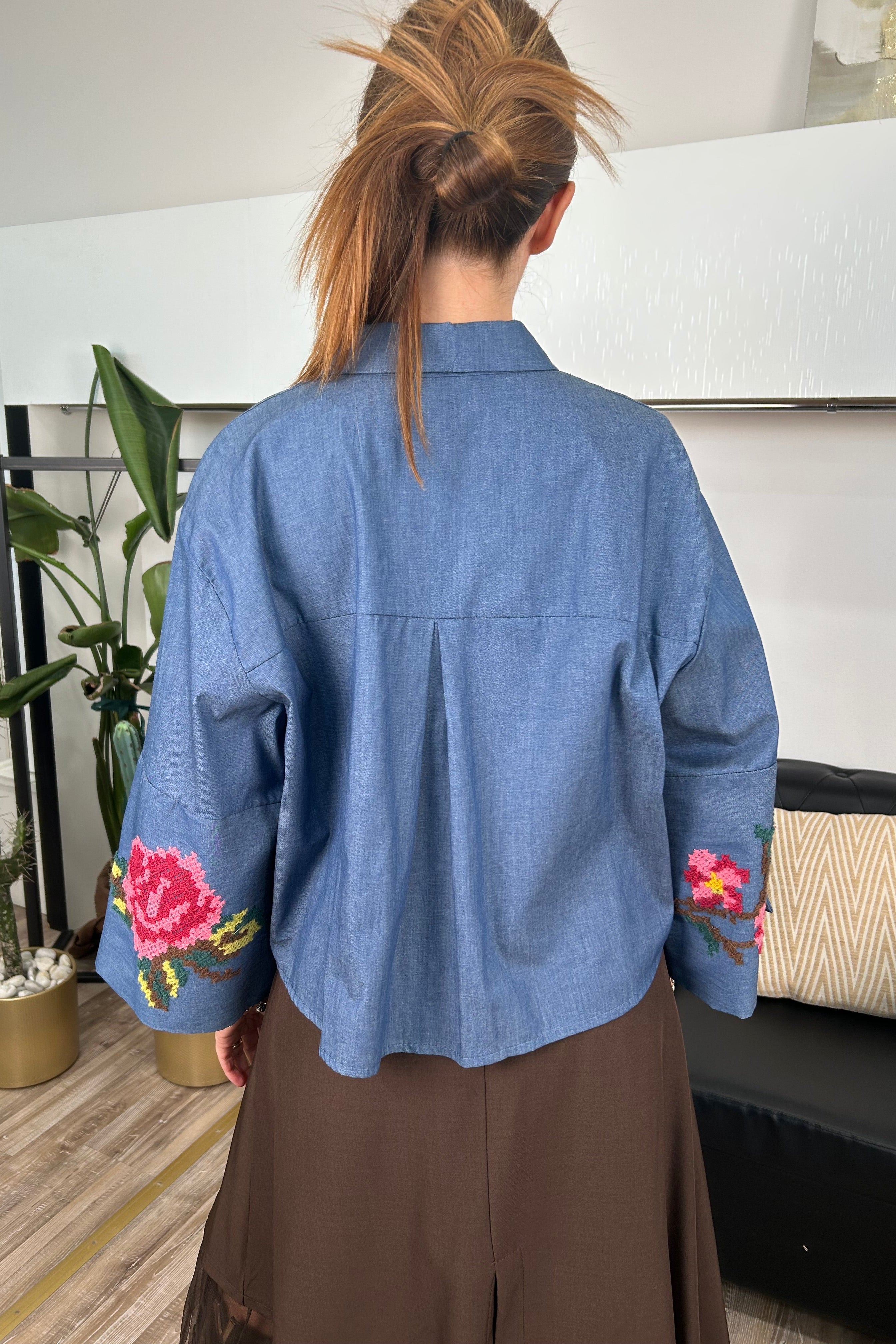 CAMICIA DENIM BLU CON RICAMI FLOREALI