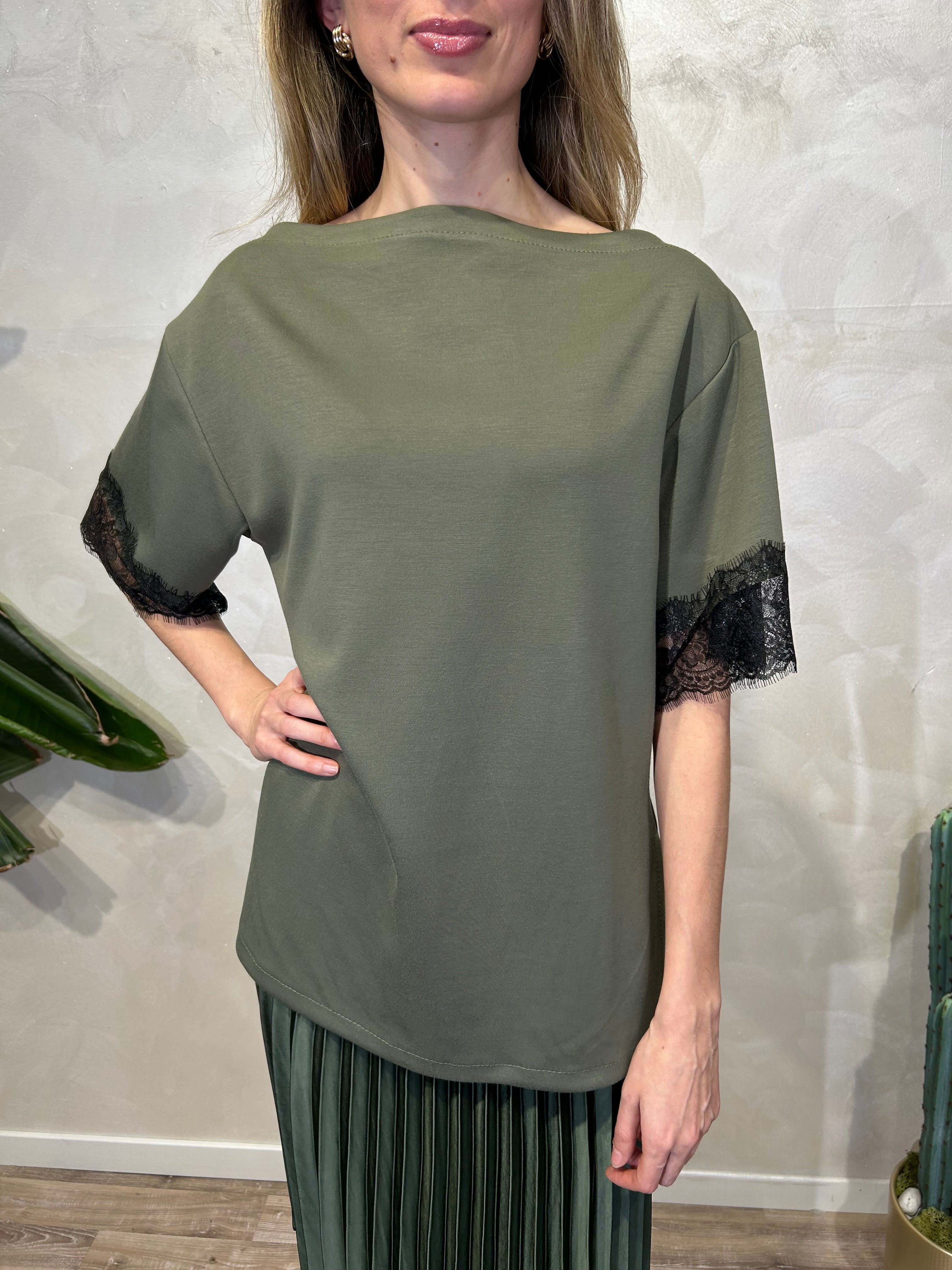 BLUSA CON MANICHE E PIZZO IN CONTRASTO COL. VERDE