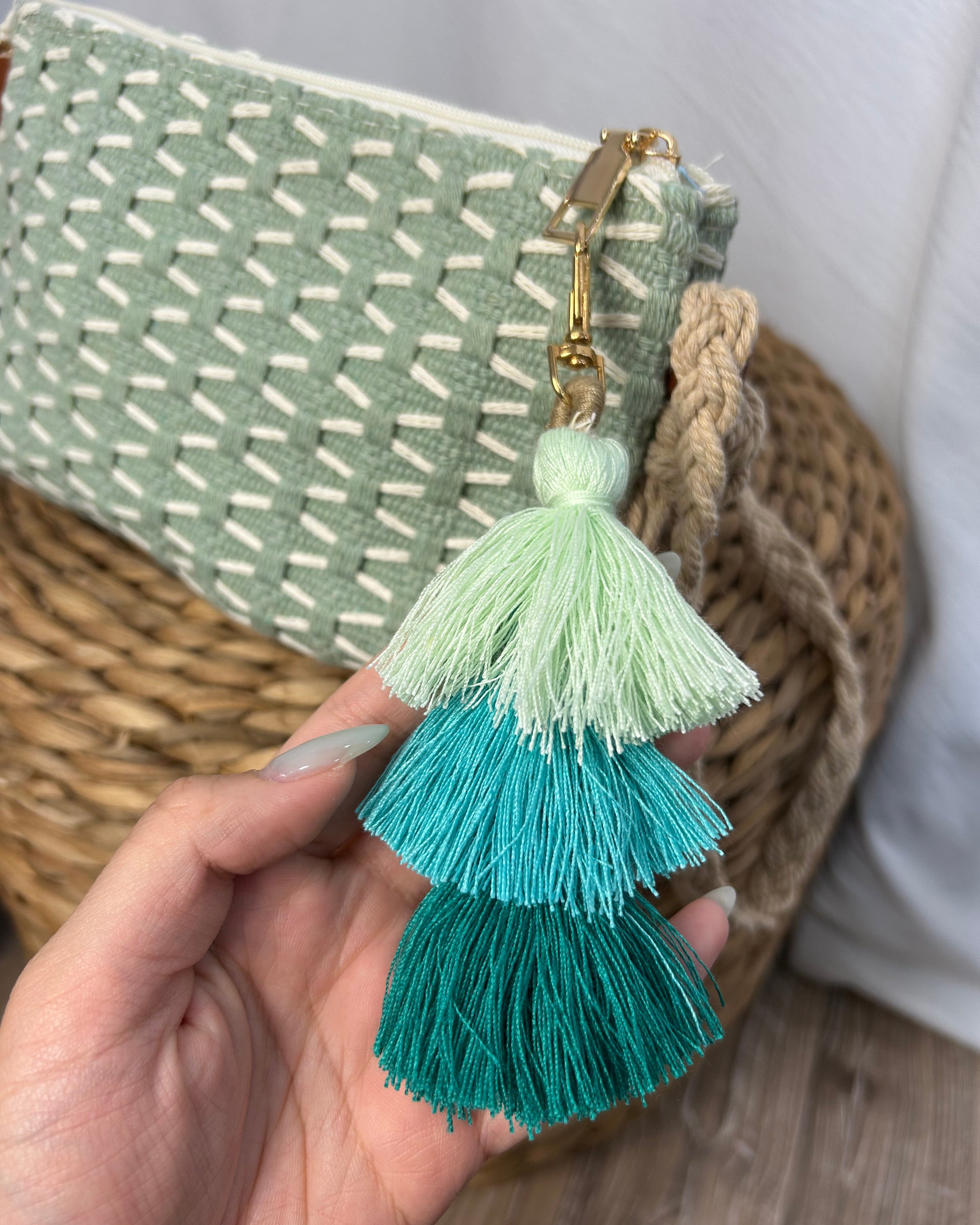 BORSA MINI RAFIA COLOR TASSELS COL. VERDE ACQUA