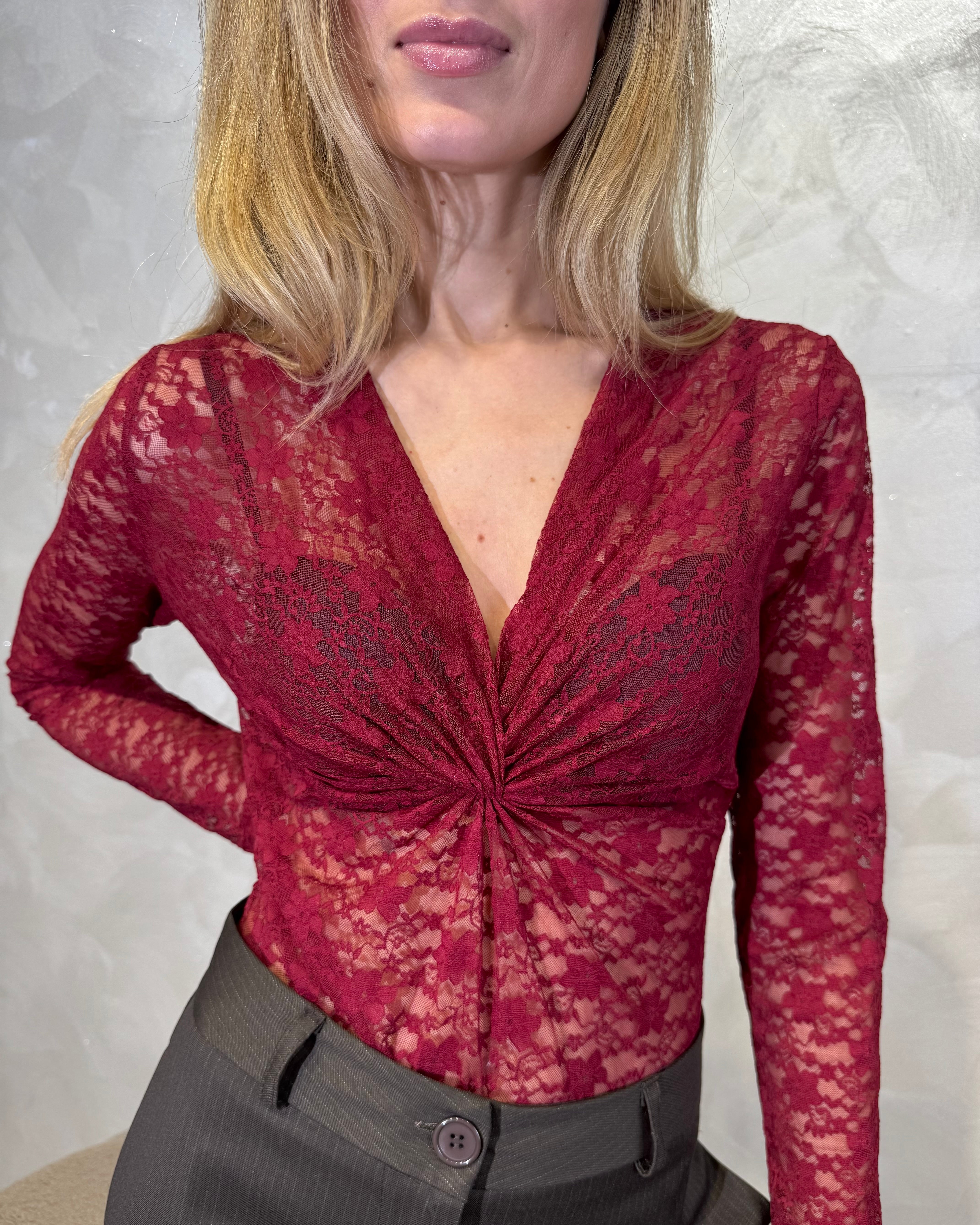 BODY IN PIZZO FLOREALE CON TWIST CENTRALE COL. BORDEAUX