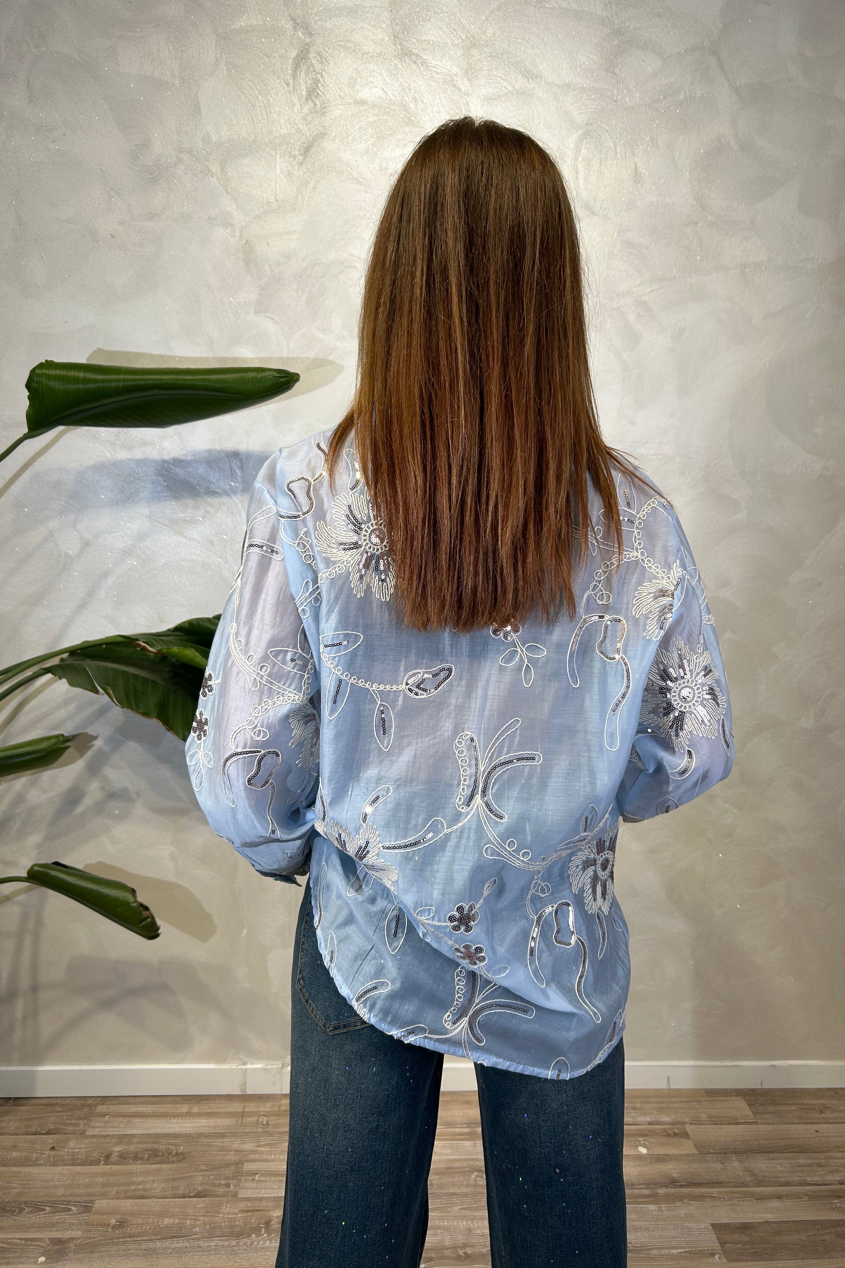CAMICIA IN TENCEL TRASPARENTE RICAMATA CON MOTIVI FLOREALI COL. CELESTE