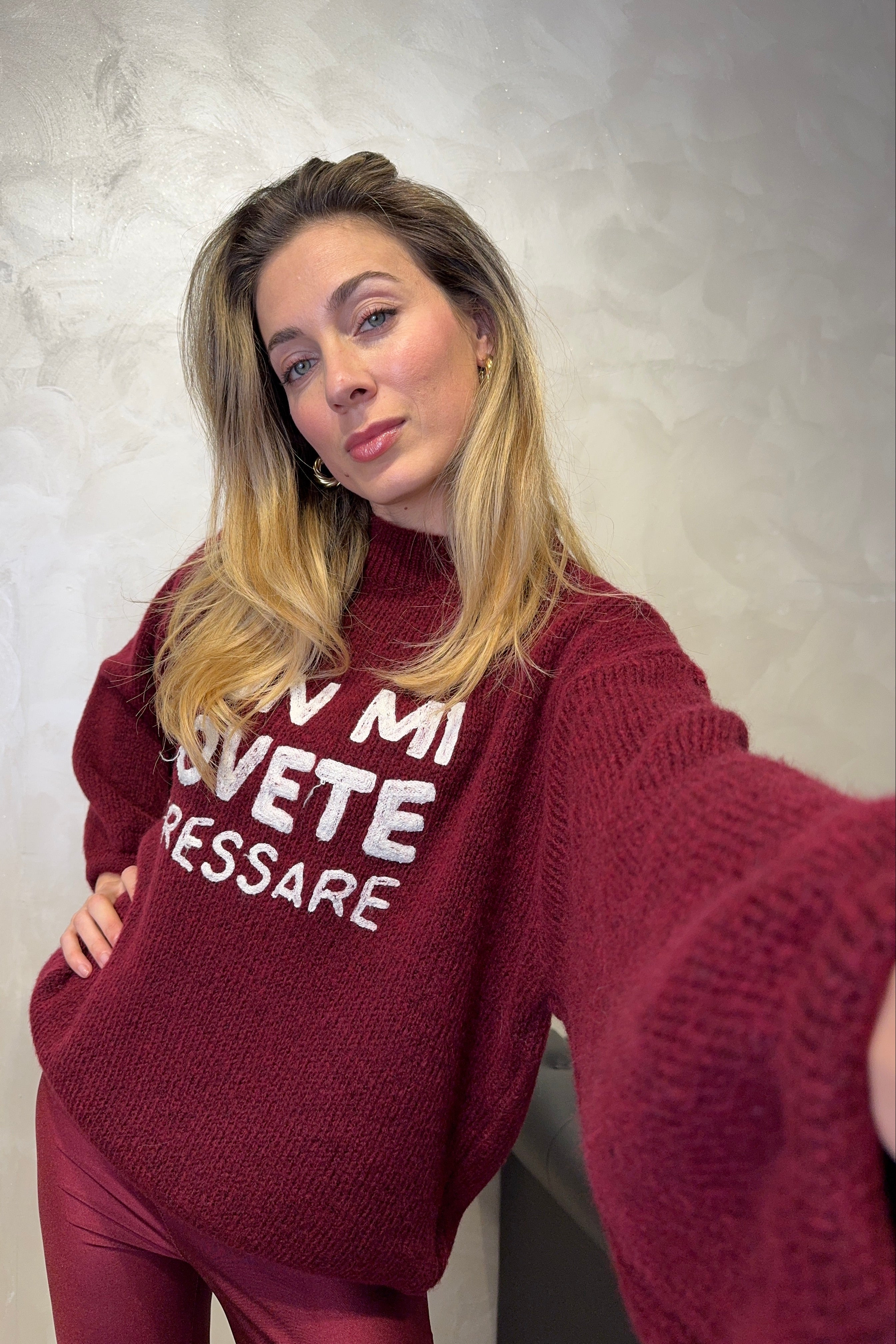 MAGLIONE CON RICAMO "NON MI DOVETE STRESSARE" COL. BORDEAUX