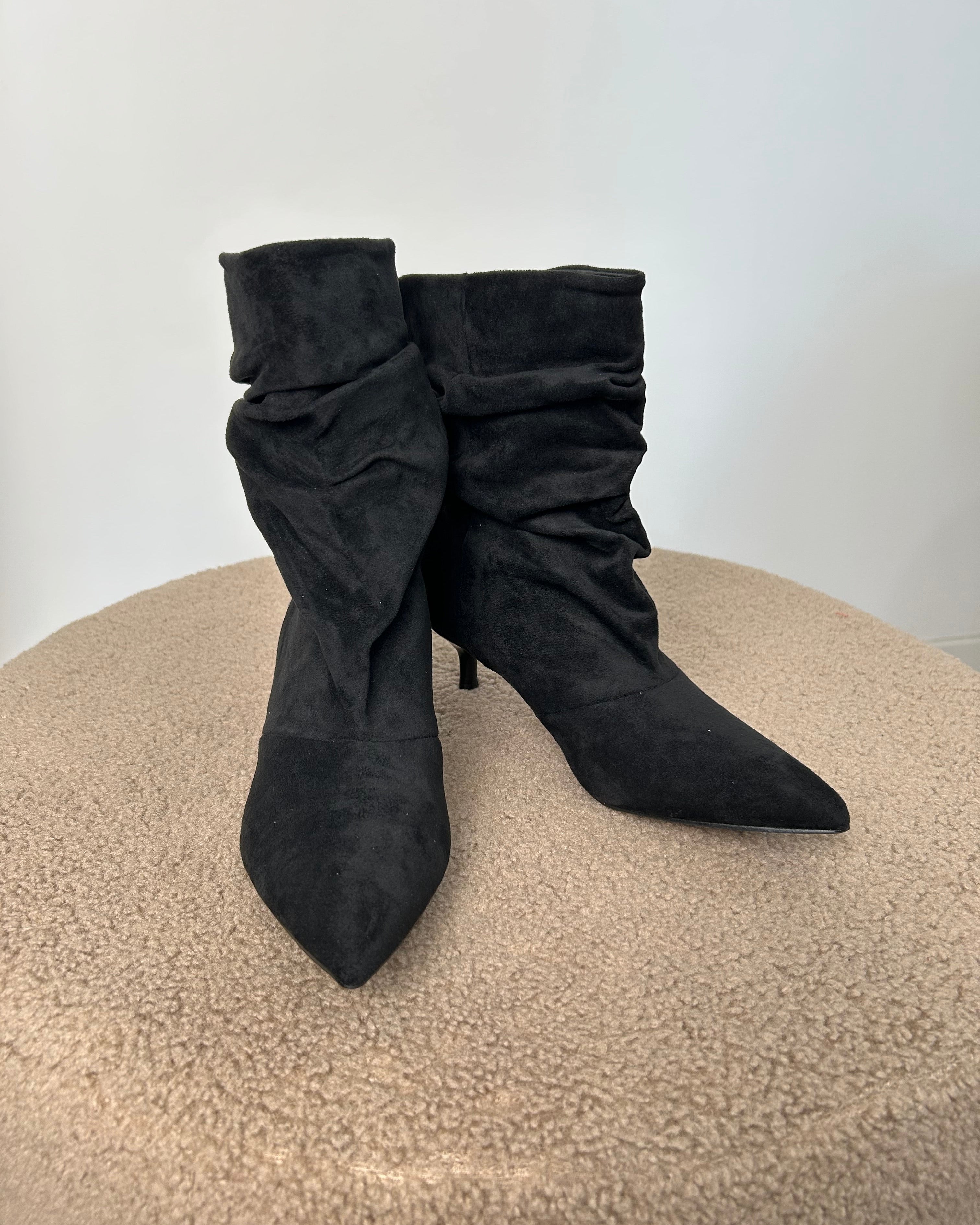 STIVALETTO CAMOSCIO  A PUNTA AFFUSOLATA – EFFETTO SLOUCHY COL. BLACK