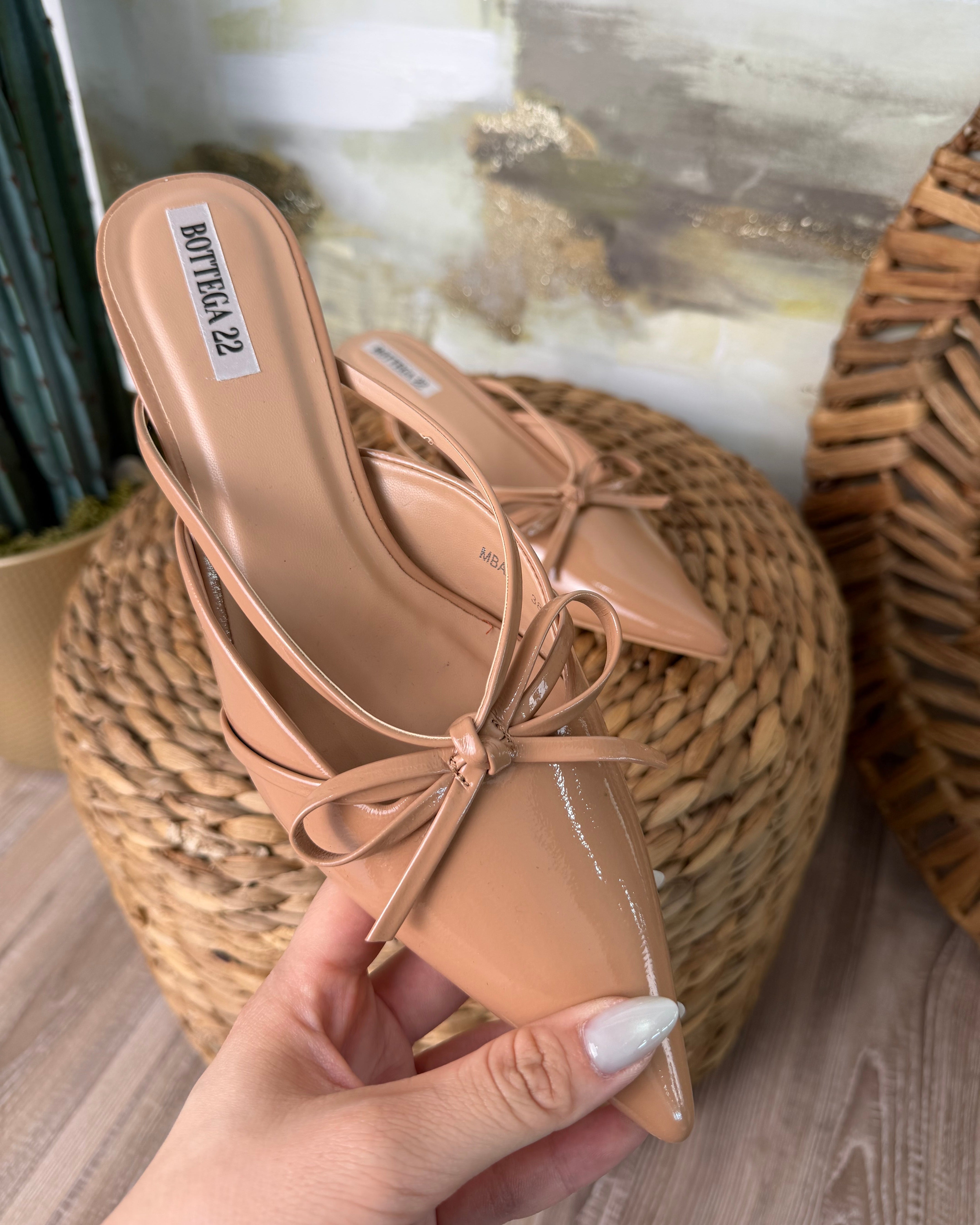 MULES VERNICIATI CON FIOCCO COL. BEIGE