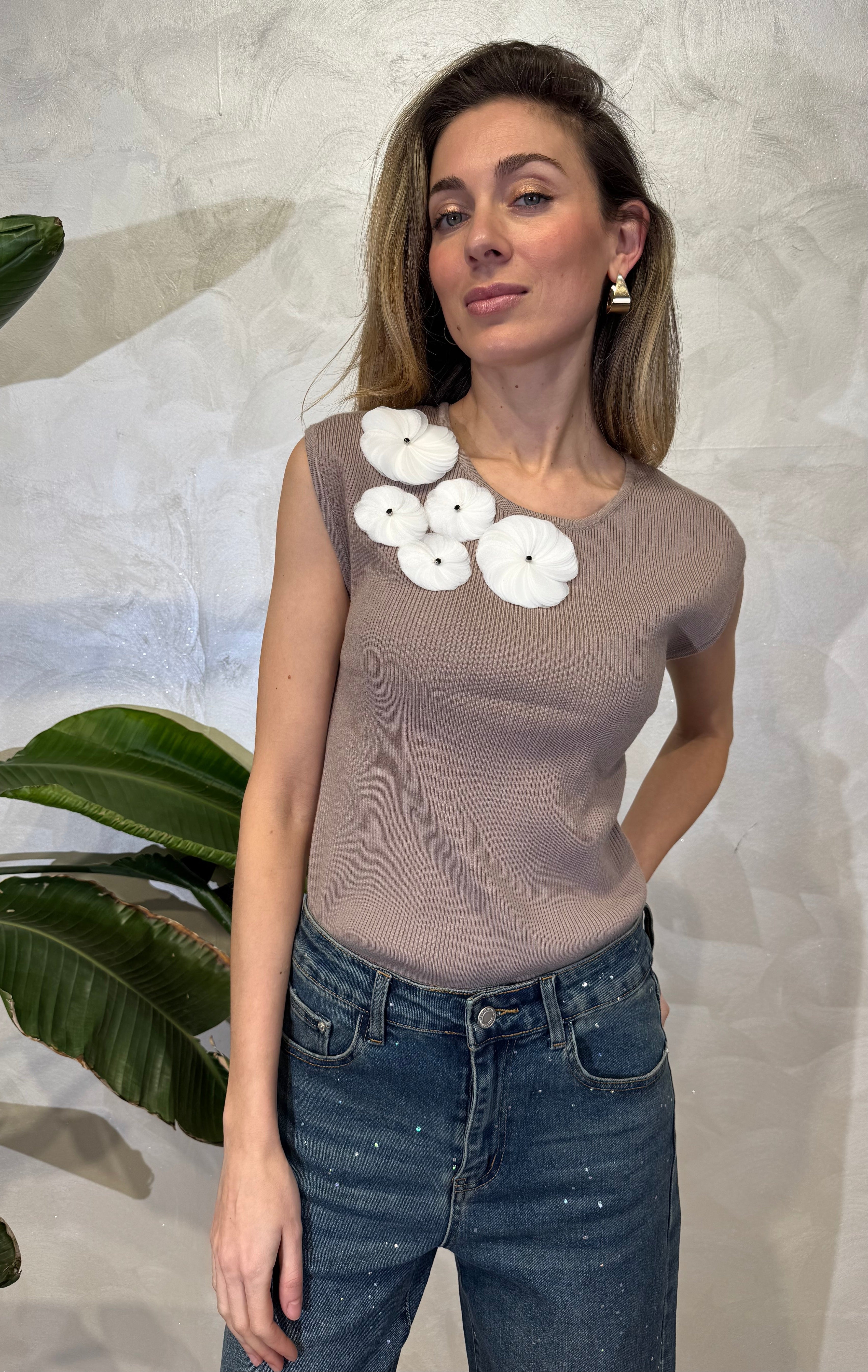 TOP COSTINA CON APPLICAZIONI FLOREALI COL TORTORA