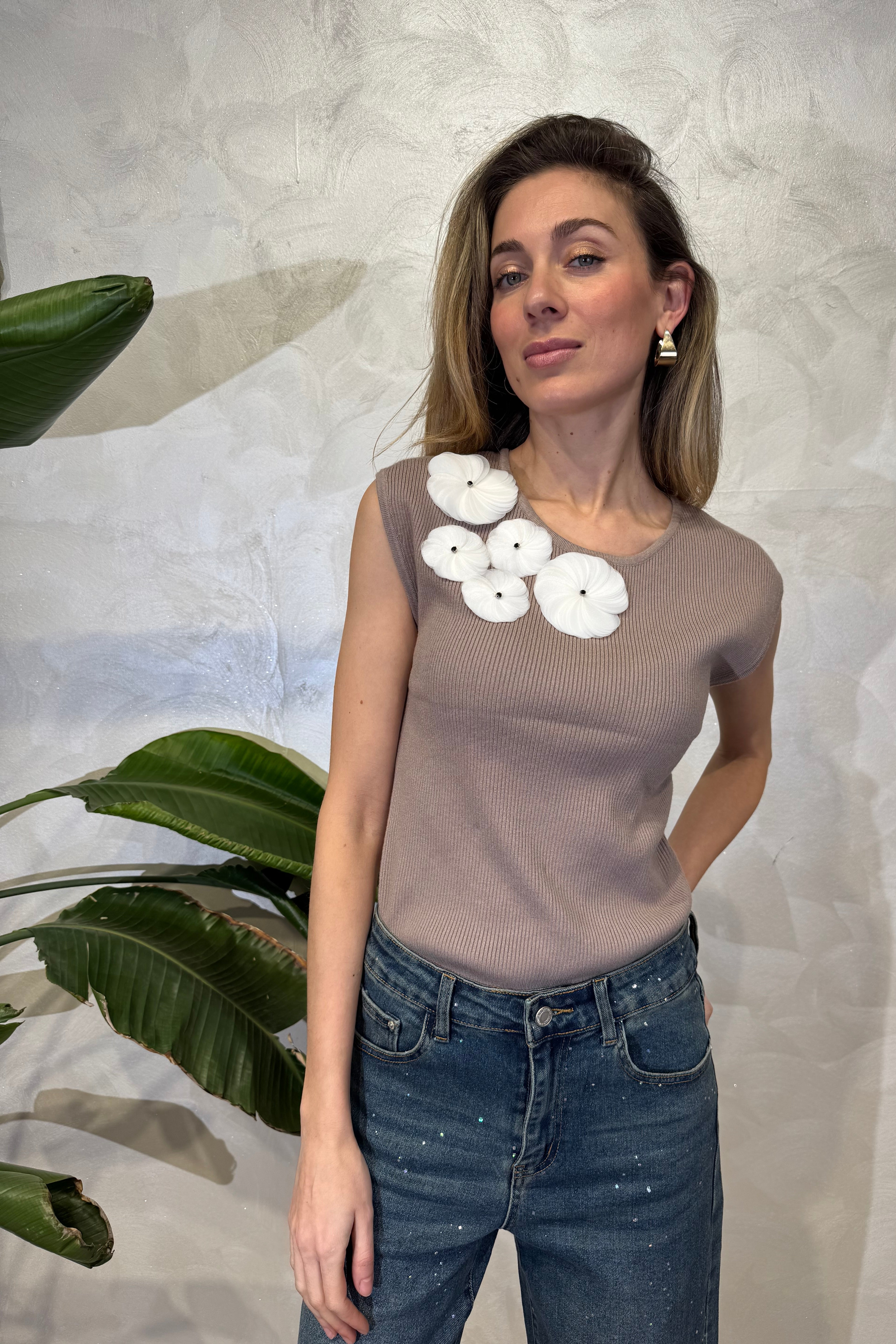 TOP COSTINA CON APPLICAZIONI FLOREALI COL TORTORA