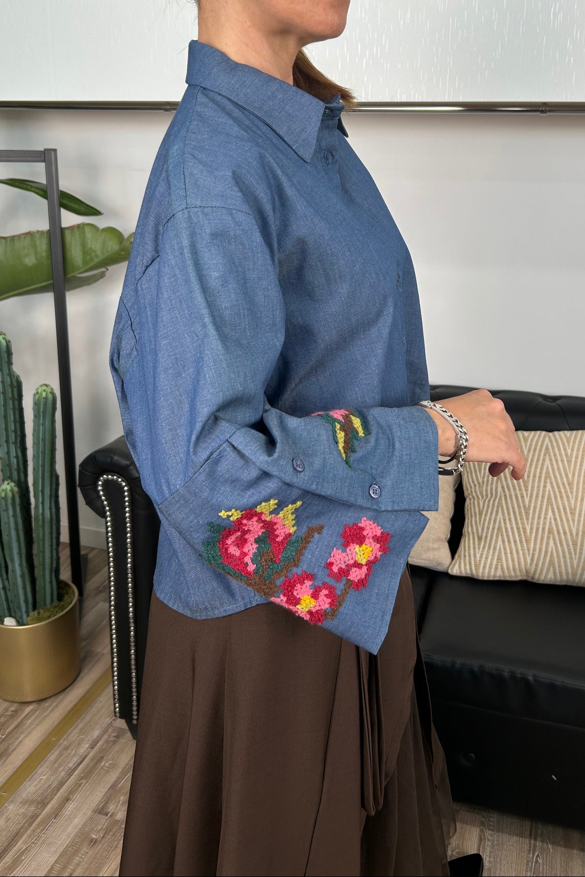 CAMICIA DENIM BLU CON RICAMI FLOREALI