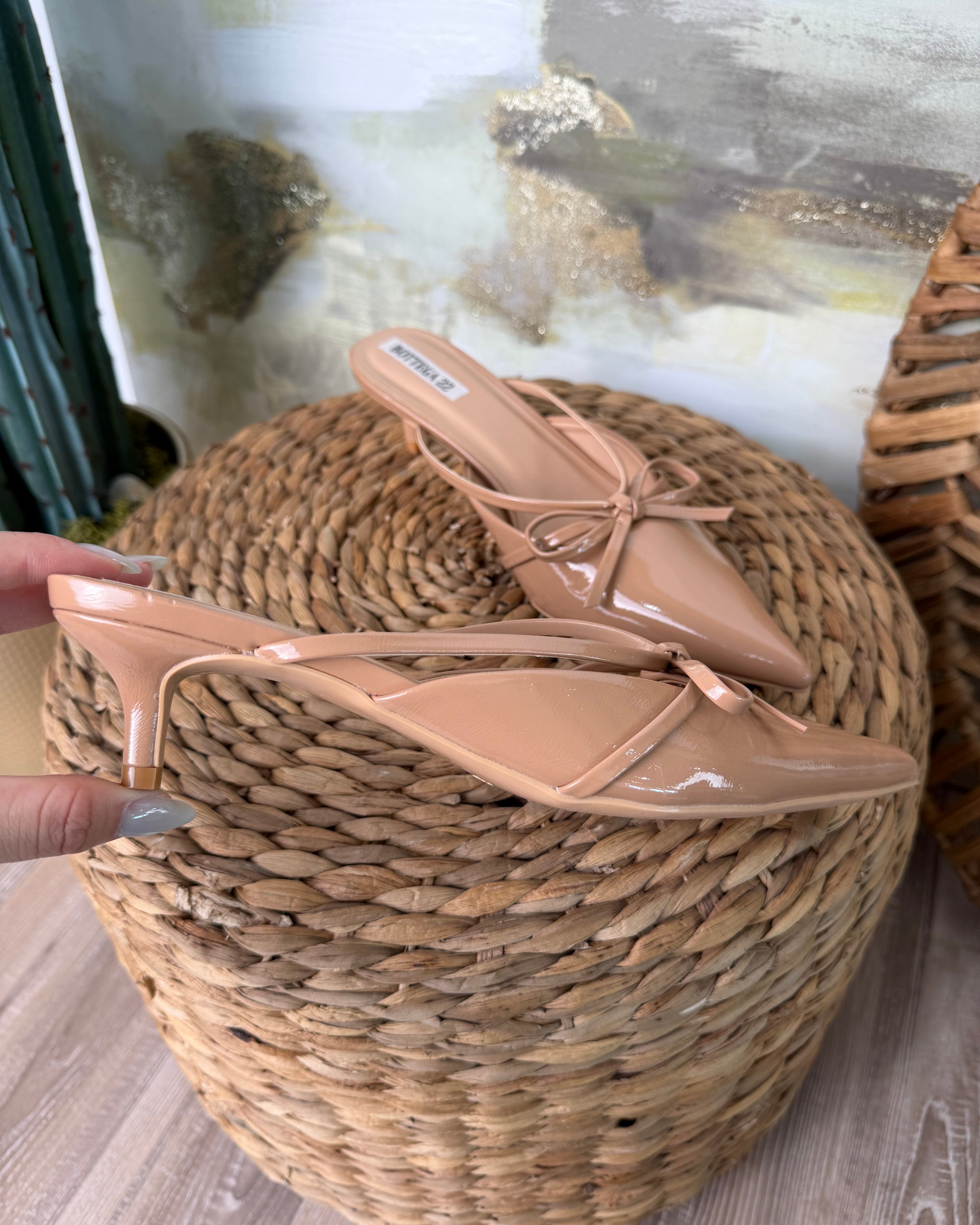 MULES VERNICIATI CON FIOCCO COL. BEIGE