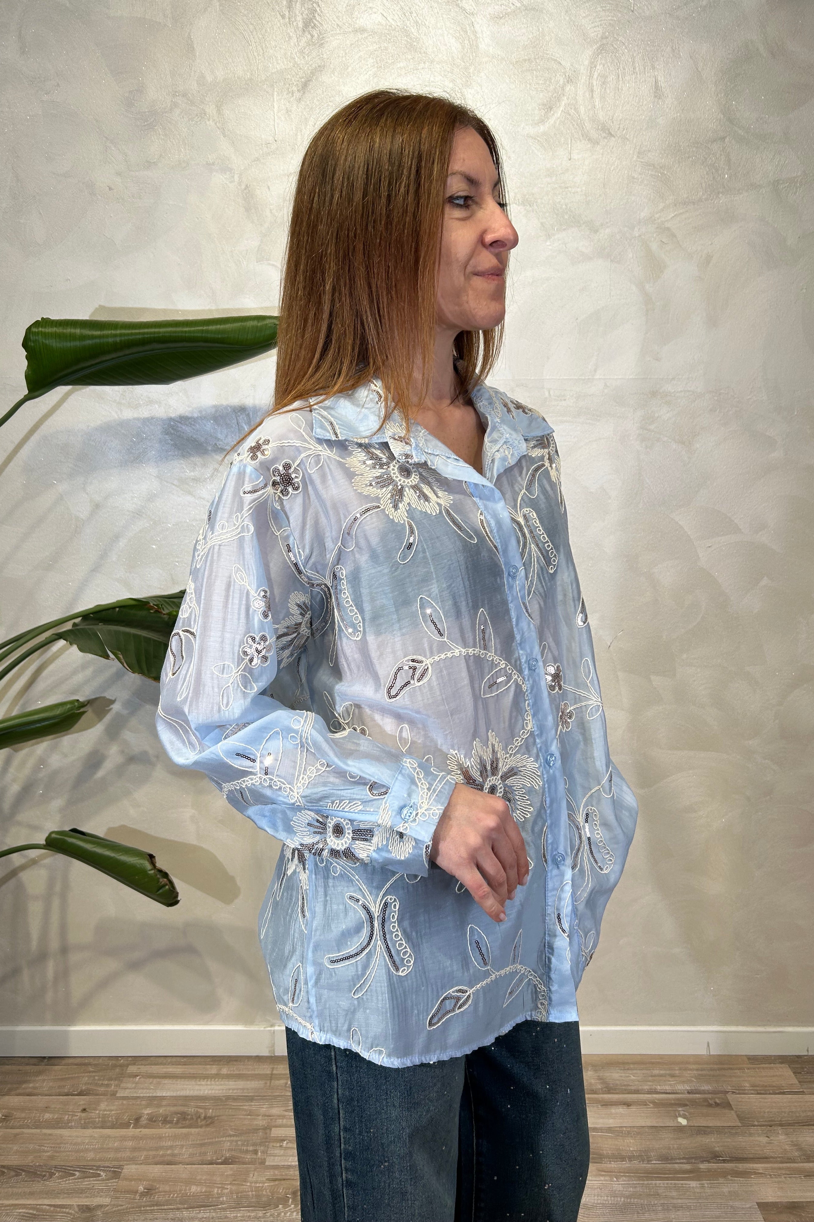 CAMICIA IN TENCEL TRASPARENTE RICAMATA CON MOTIVI FLOREALI COL. CELESTE