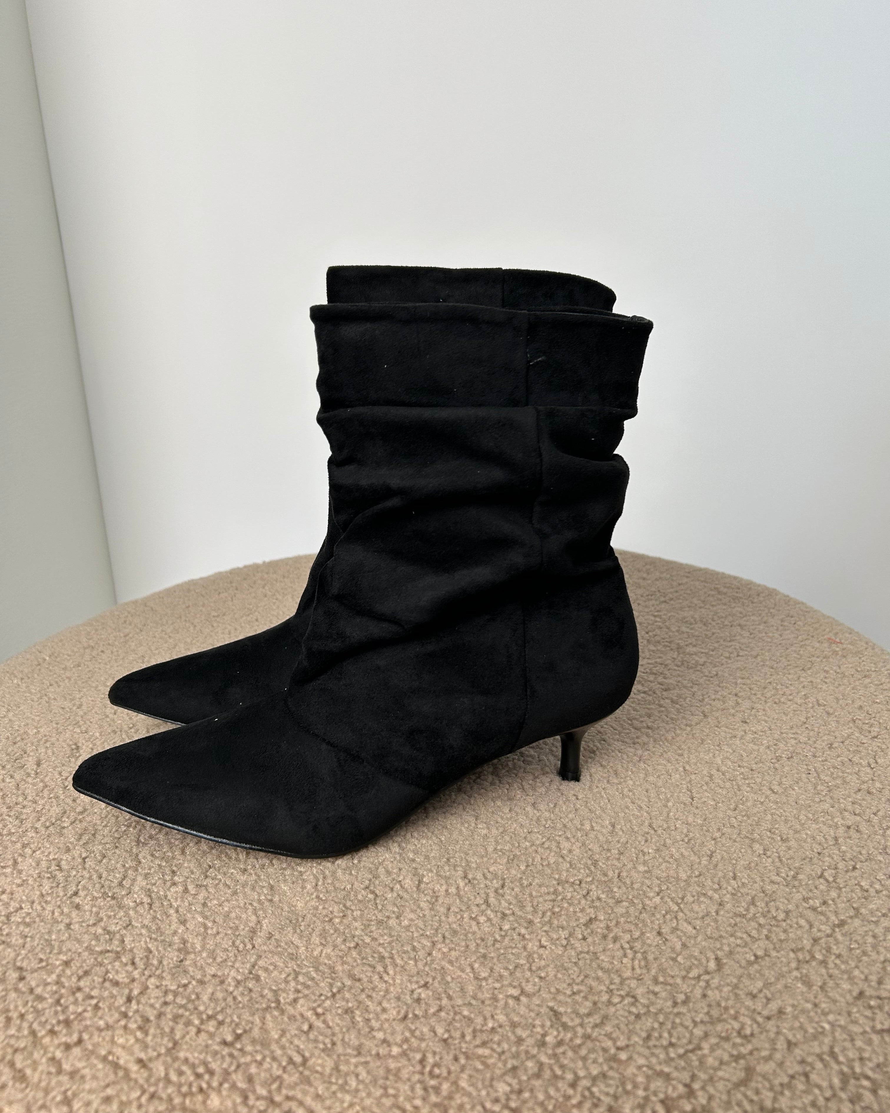 STIVALETTO CAMOSCIO  A PUNTA AFFUSOLATA – EFFETTO SLOUCHY COL. BLACK
