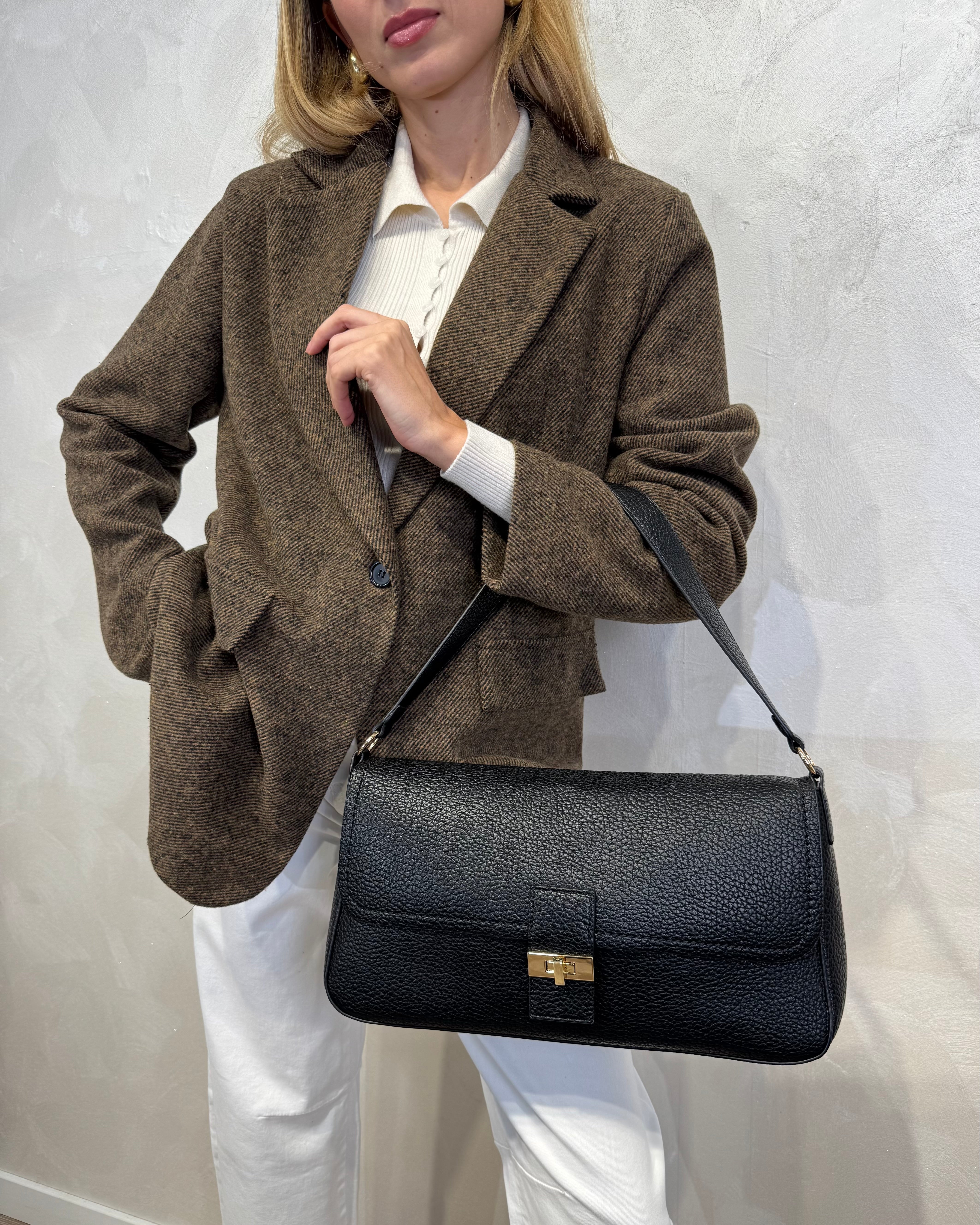 BORSA RETTANGOLARE IN ECOPELLE CON CHIUSURA METALLICA COL. NERO