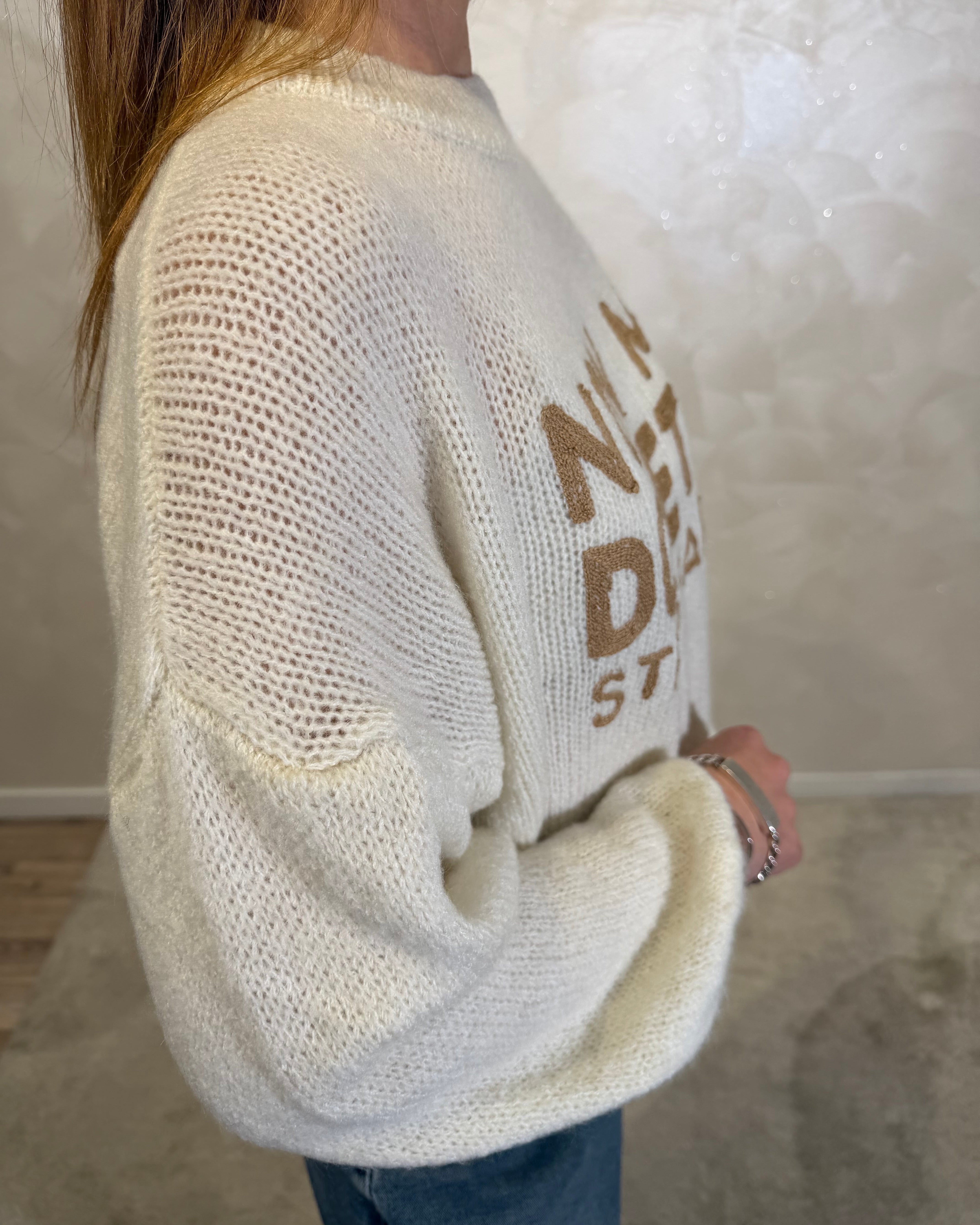 MAGLIONE CON RICAMO "NON MI DOVETE STRESSARE" COL. PANNA