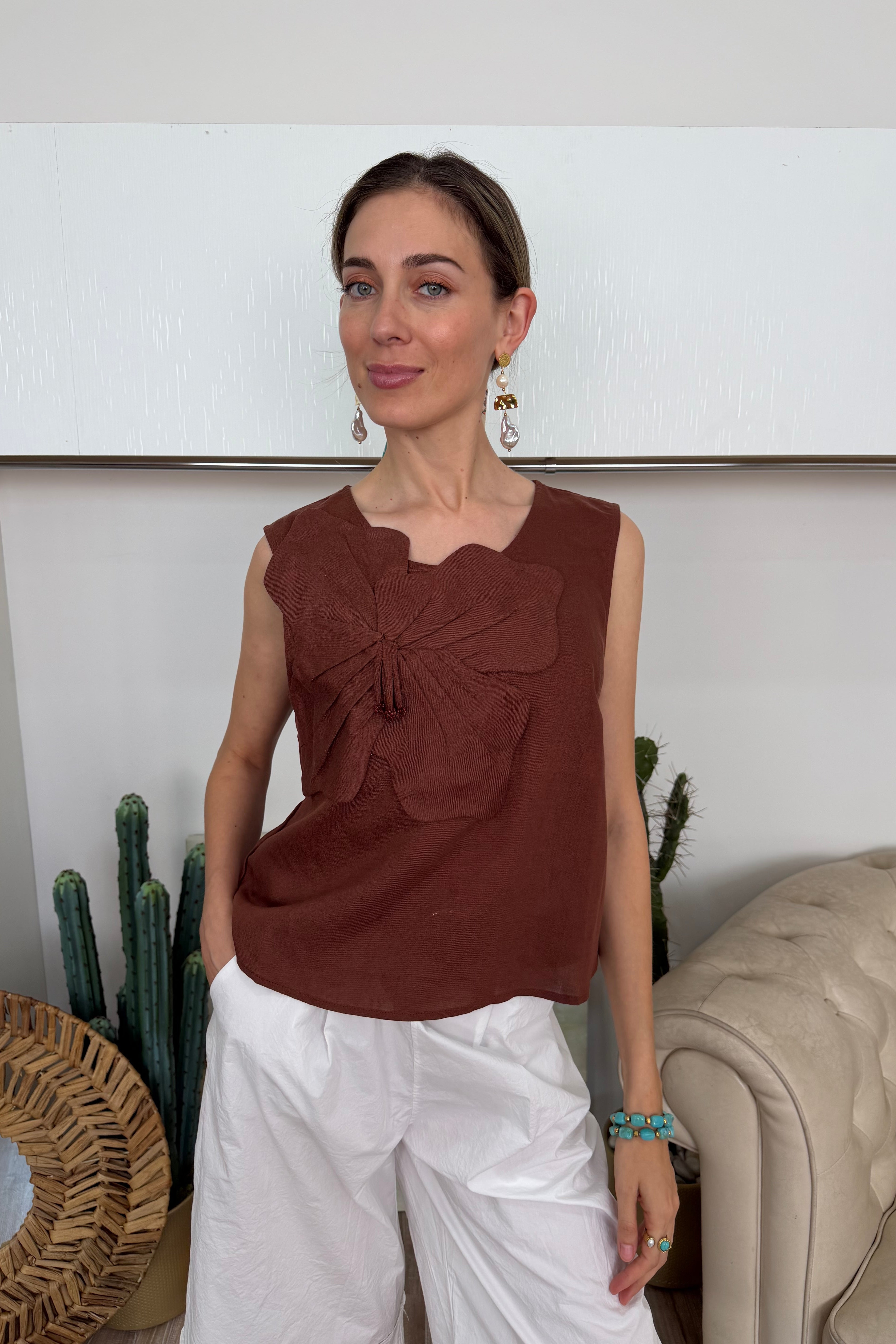 TOP IN TENCEL E LINO CON GRANDE FIORE APPLICATO COL. CIOCCOLATO