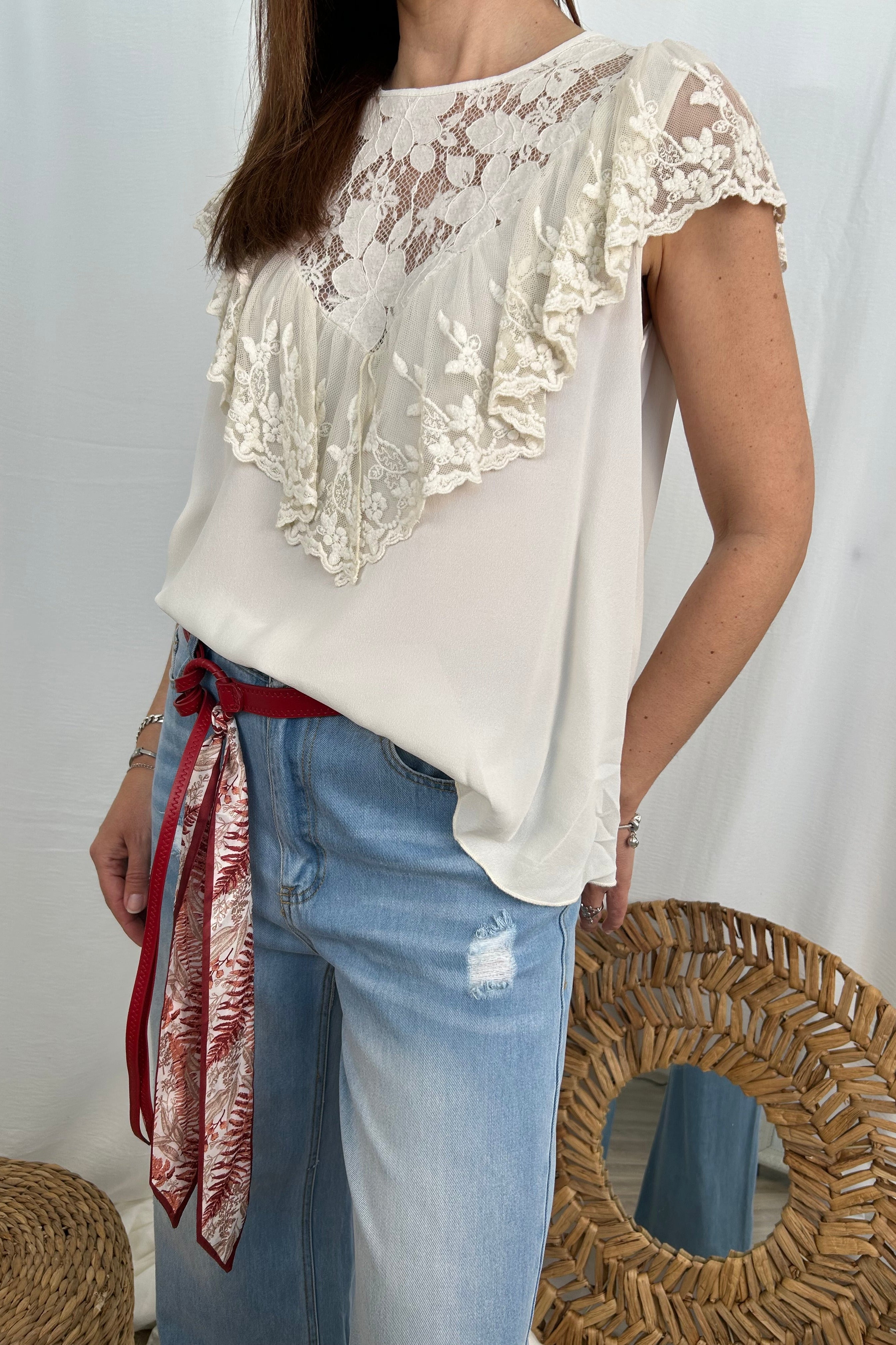 TOP IN PIZZO RICAMATO CON EFFETTO TINTA A FREDDO COL. GESSO
