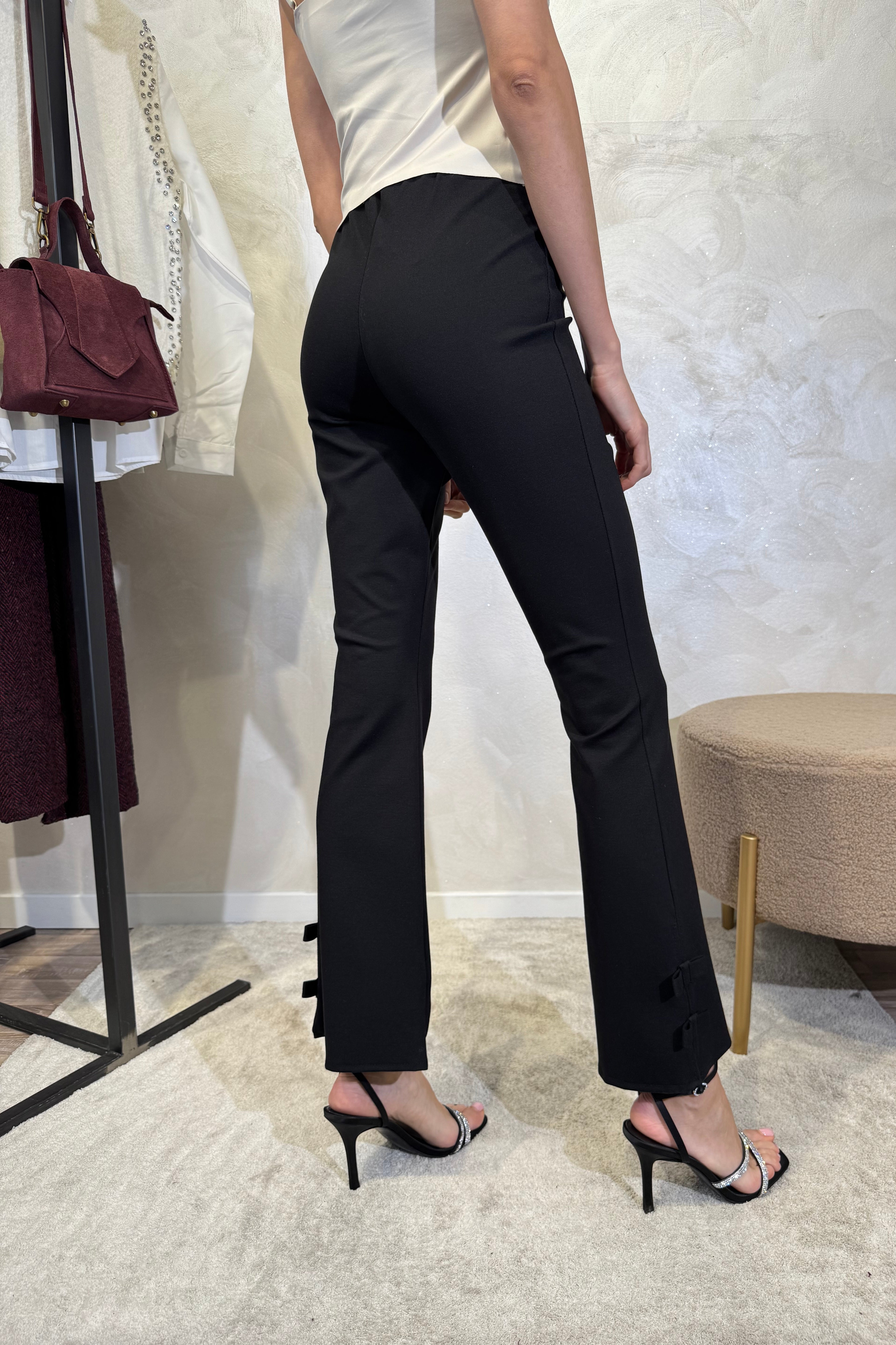 PANTALONE A ZAMPA CON DETTAGLI FIOCCO AL FONDO GAMBA COL. NERO