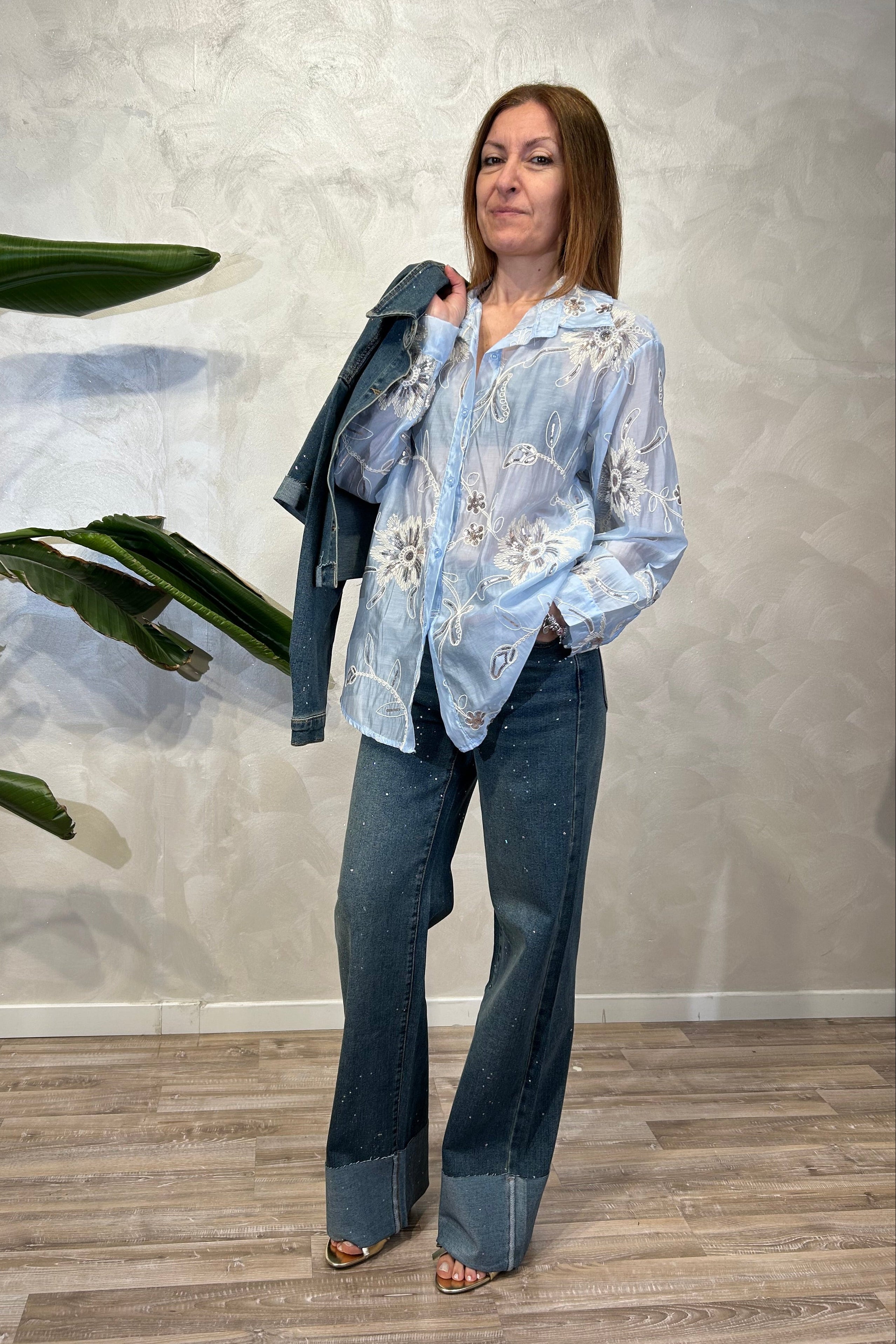 CAMICIA IN TENCEL TRASPARENTE RICAMATA CON MOTIVI FLOREALI COL. CELESTE
