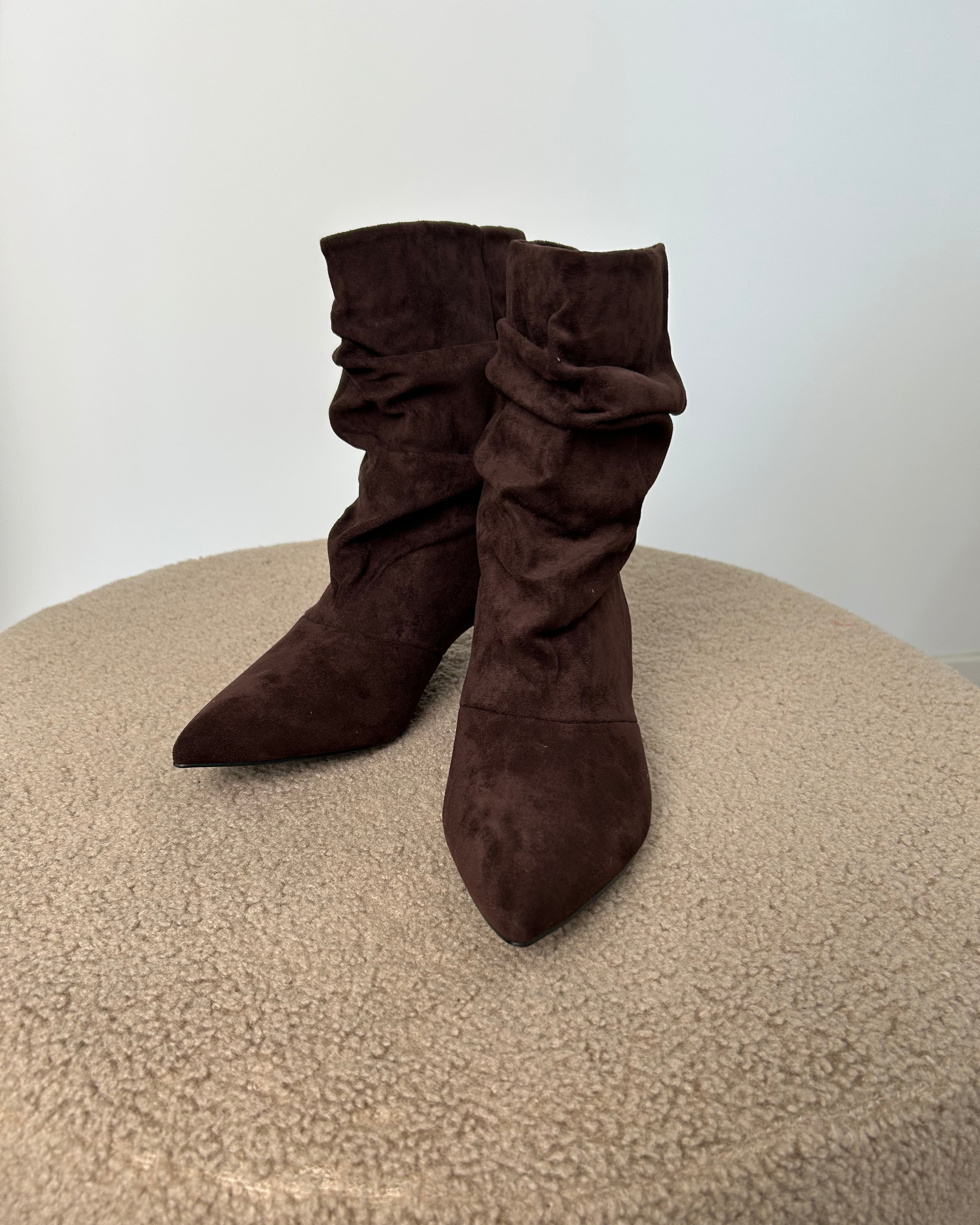 STIVALETTO CAMOSCIO  A PUNTA AFFUSOLATA – EFFETTO SLOUCHY COL. BROWN