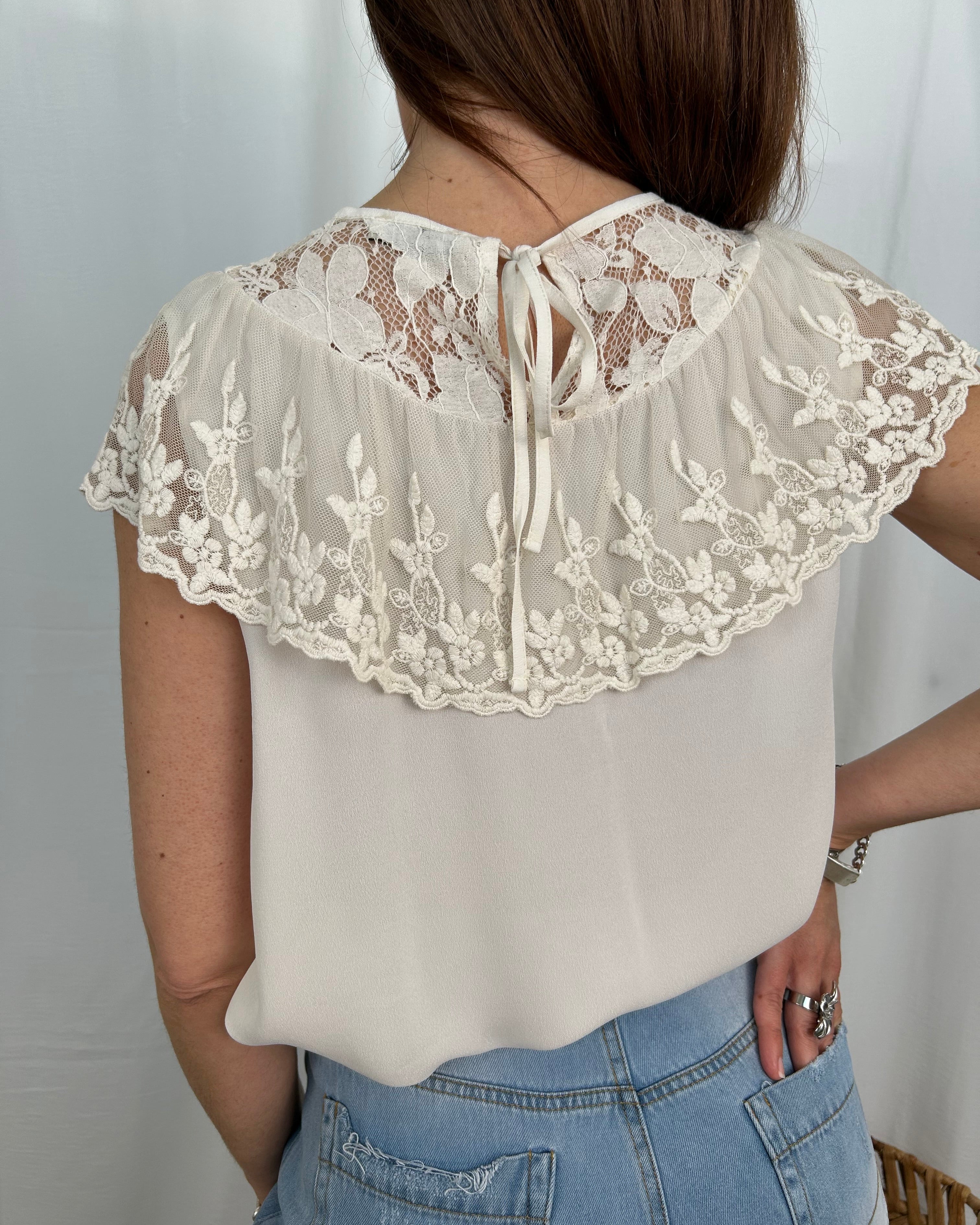 TOP IN PIZZO RICAMATO CON EFFETTO TINTA A FREDDO COL. GESSO