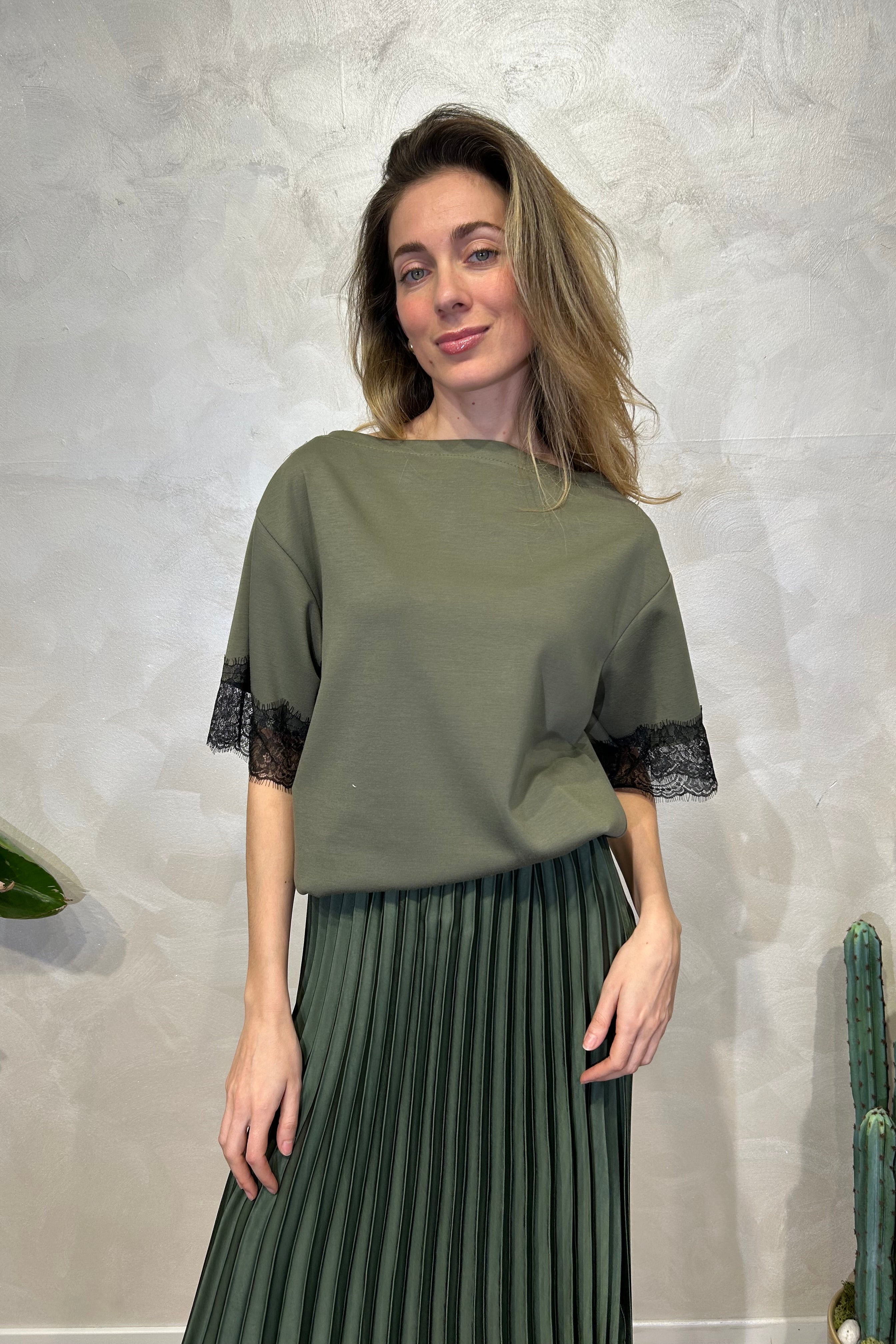 BLUSA CON MANICHE E PIZZO IN CONTRASTO COL. VERDE