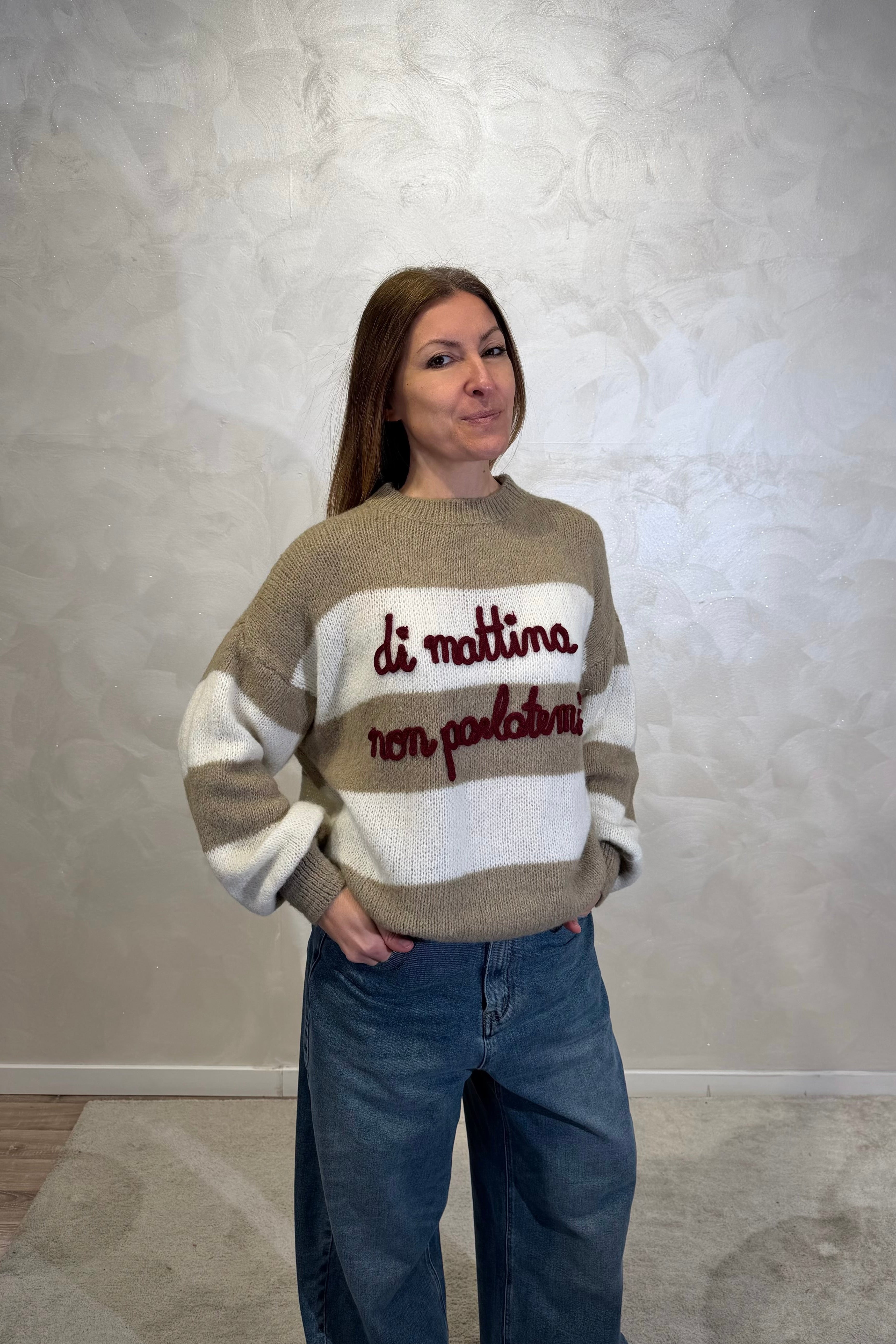 MAGLIONE RIGATO CON RICAMO " DI MATTINA NON PARLATEMI" COL.SABBIA