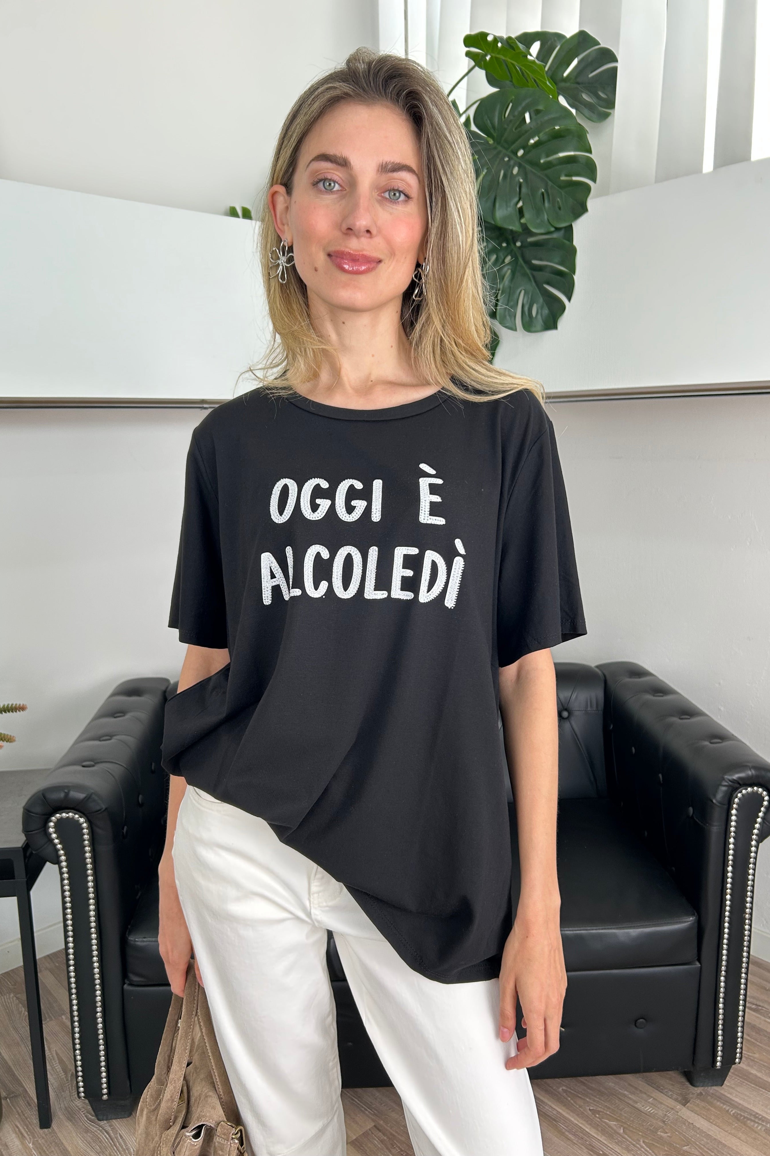 T‑SHIRT CON SCRITTA “OGGI È ALCOLEDÌ” COL NERO