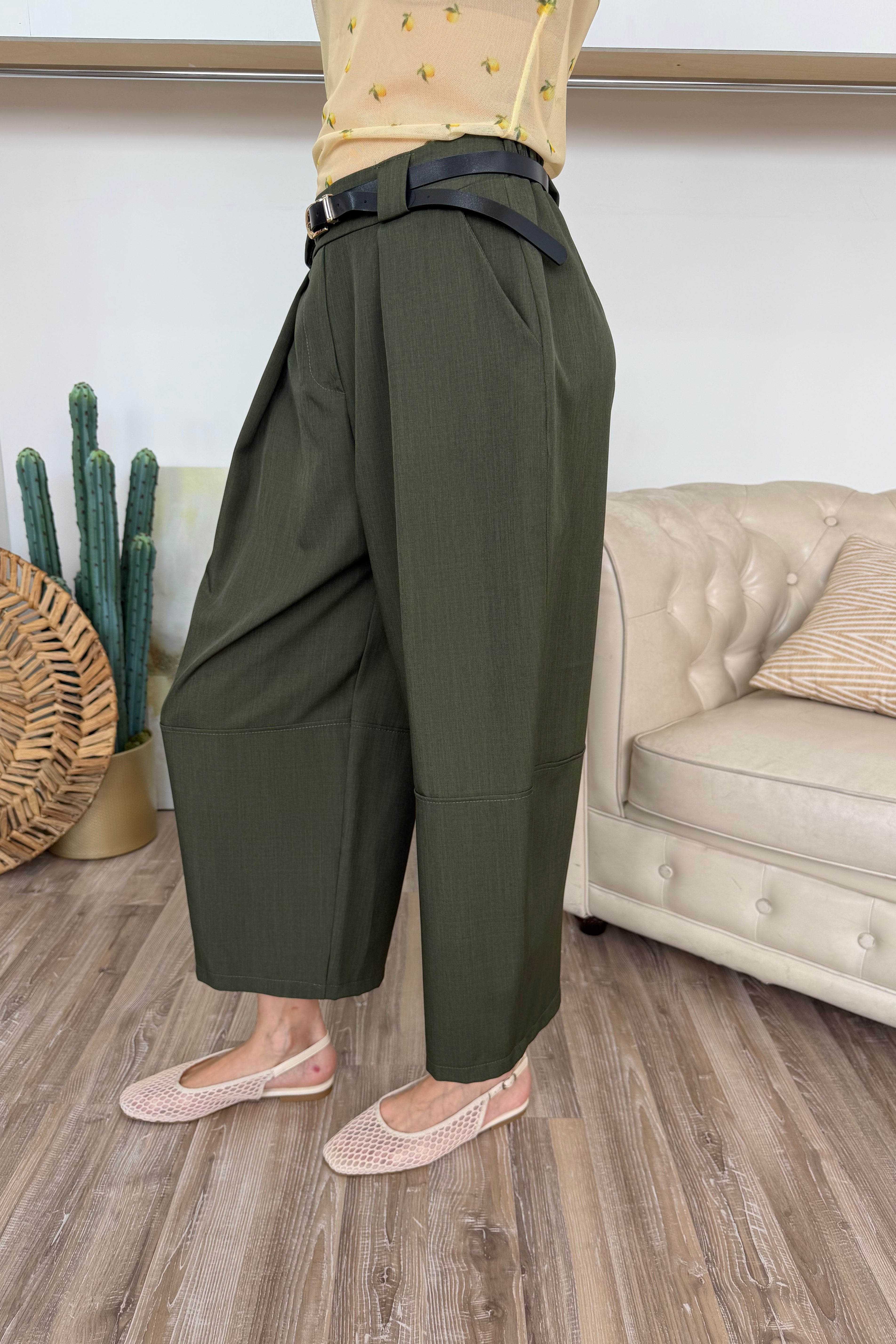 PANTALONE OVETTO TRE QUARTI CON DETTAGLIO CUCITURA COL. VERDE