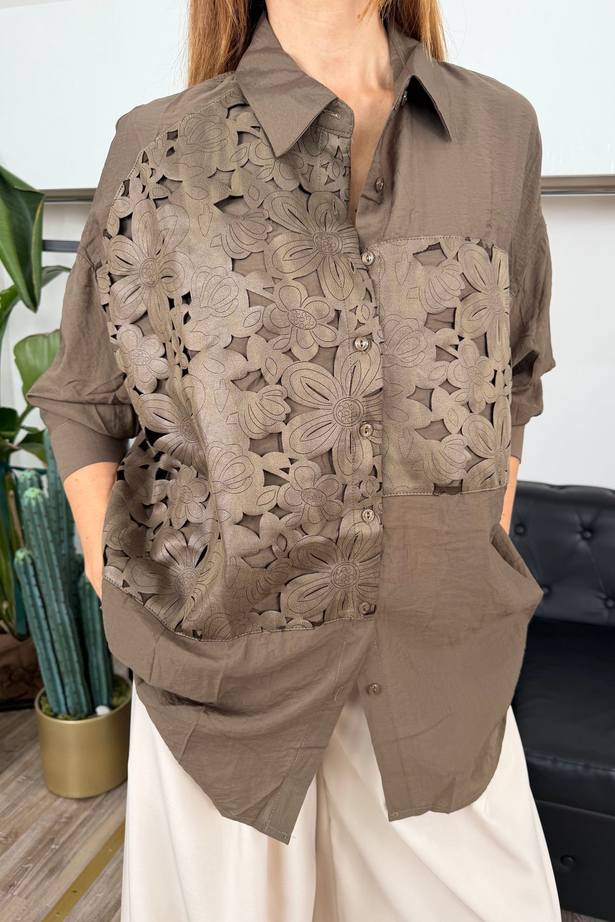 CAMICIA CON PARTICOLARI FLOREALI INTAGLIATI COL. OLIO