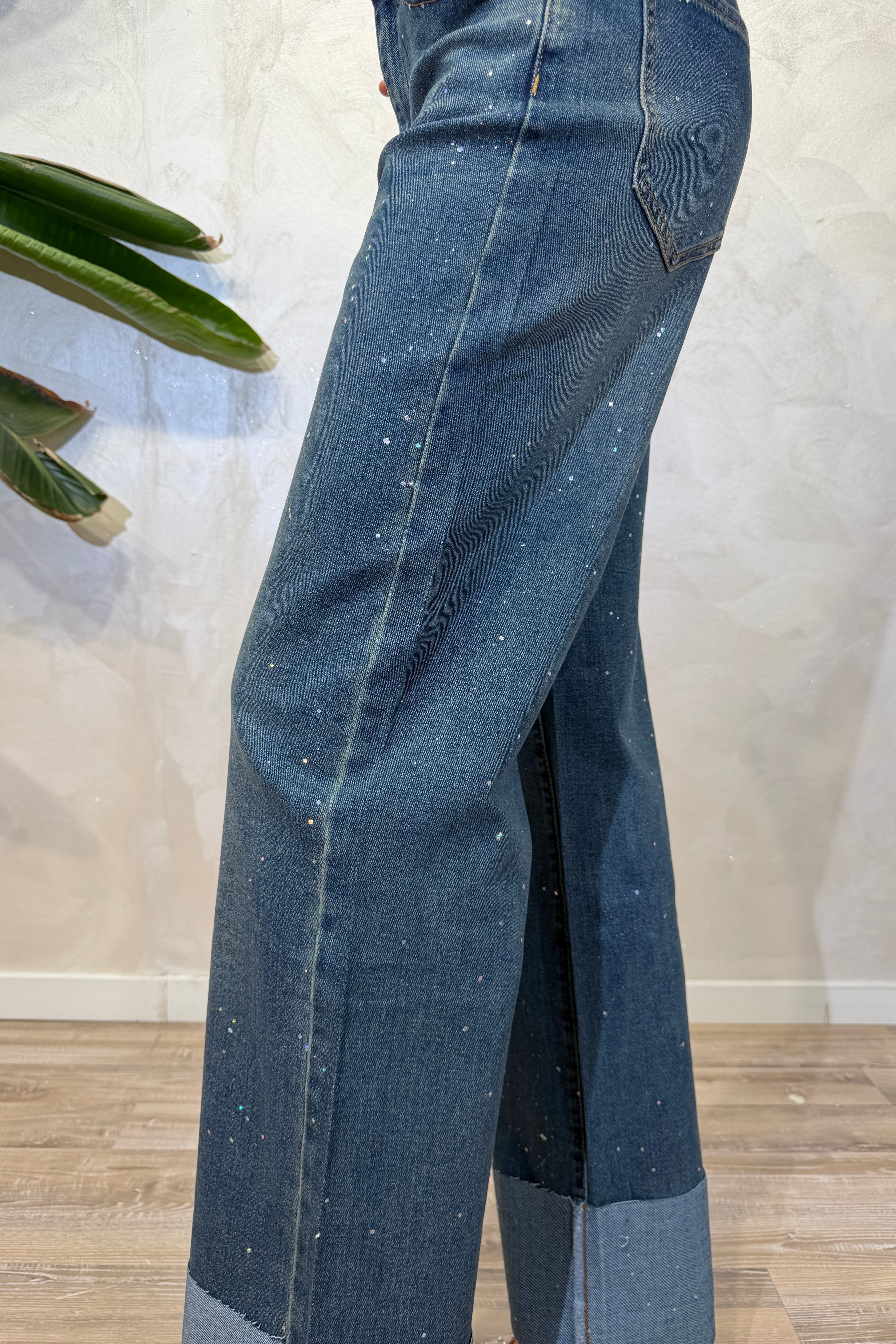 JEANS CON RISVOLTO ALTO A CONTRASTO ED EFFETTO STRASS SPRUZZATO COL. DENIM