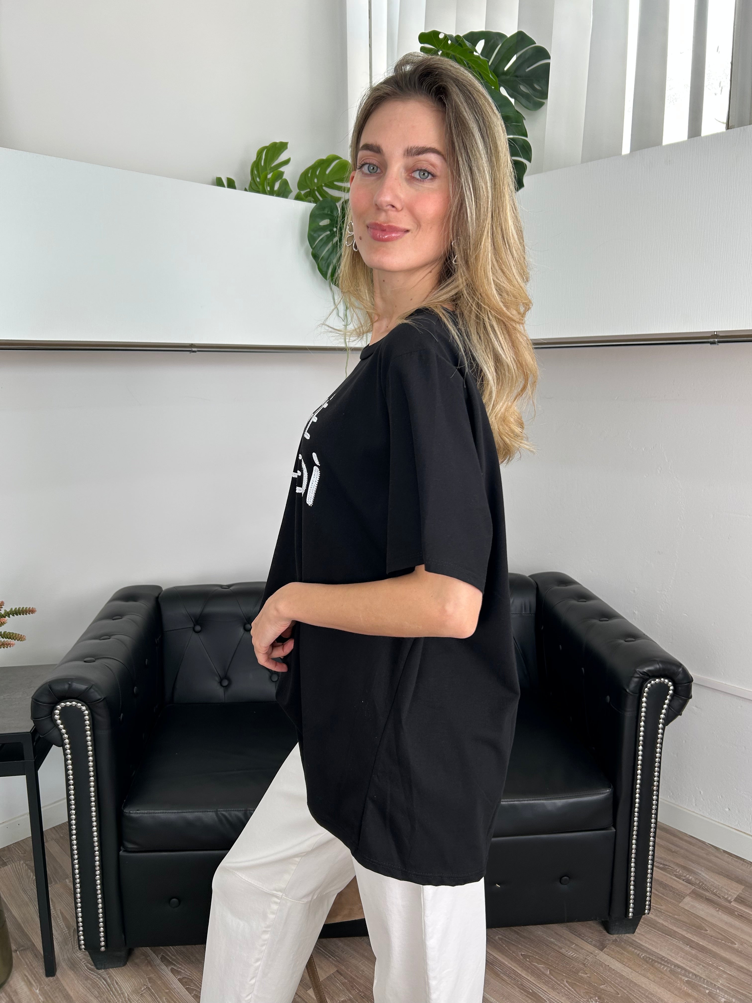T‑SHIRT CON SCRITTA “OGGI È ALCOLEDÌ” COL NERO