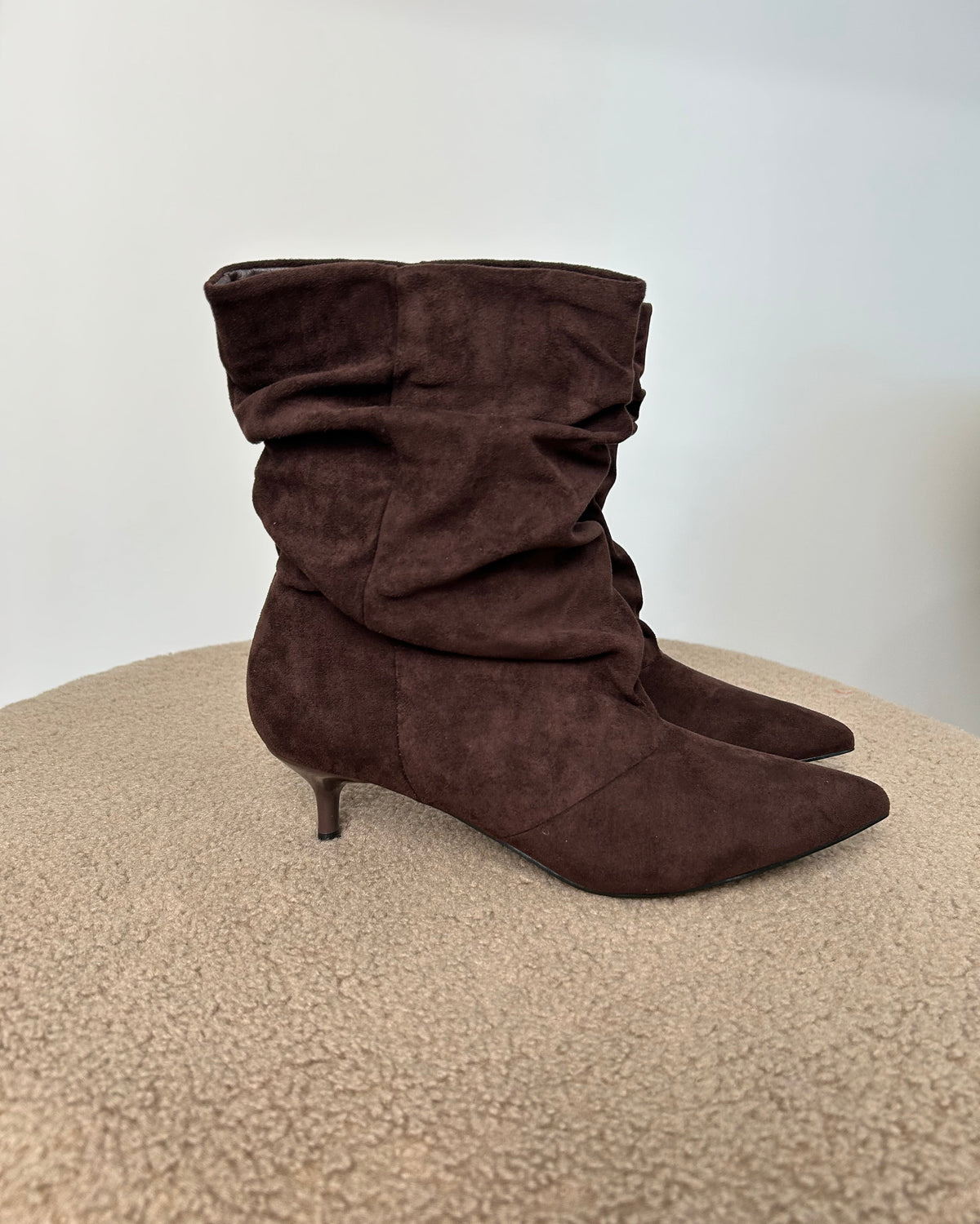 STIVALETTO CAMOSCIO  A PUNTA AFFUSOLATA – EFFETTO SLOUCHY COL. BROWN