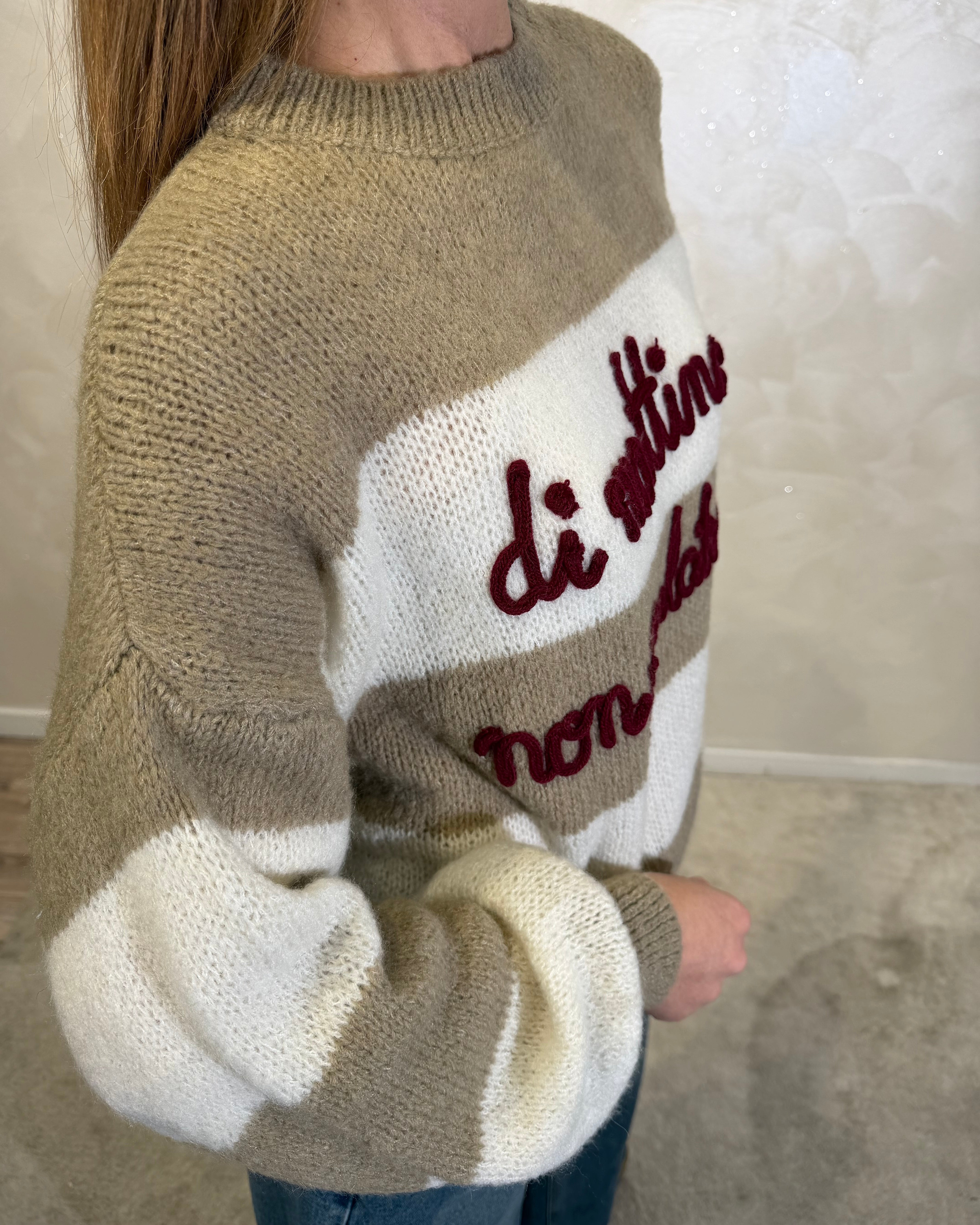 MAGLIONE RIGATO CON RICAMO " DI MATTINA NON PARLATEMI" COL.SABBIA