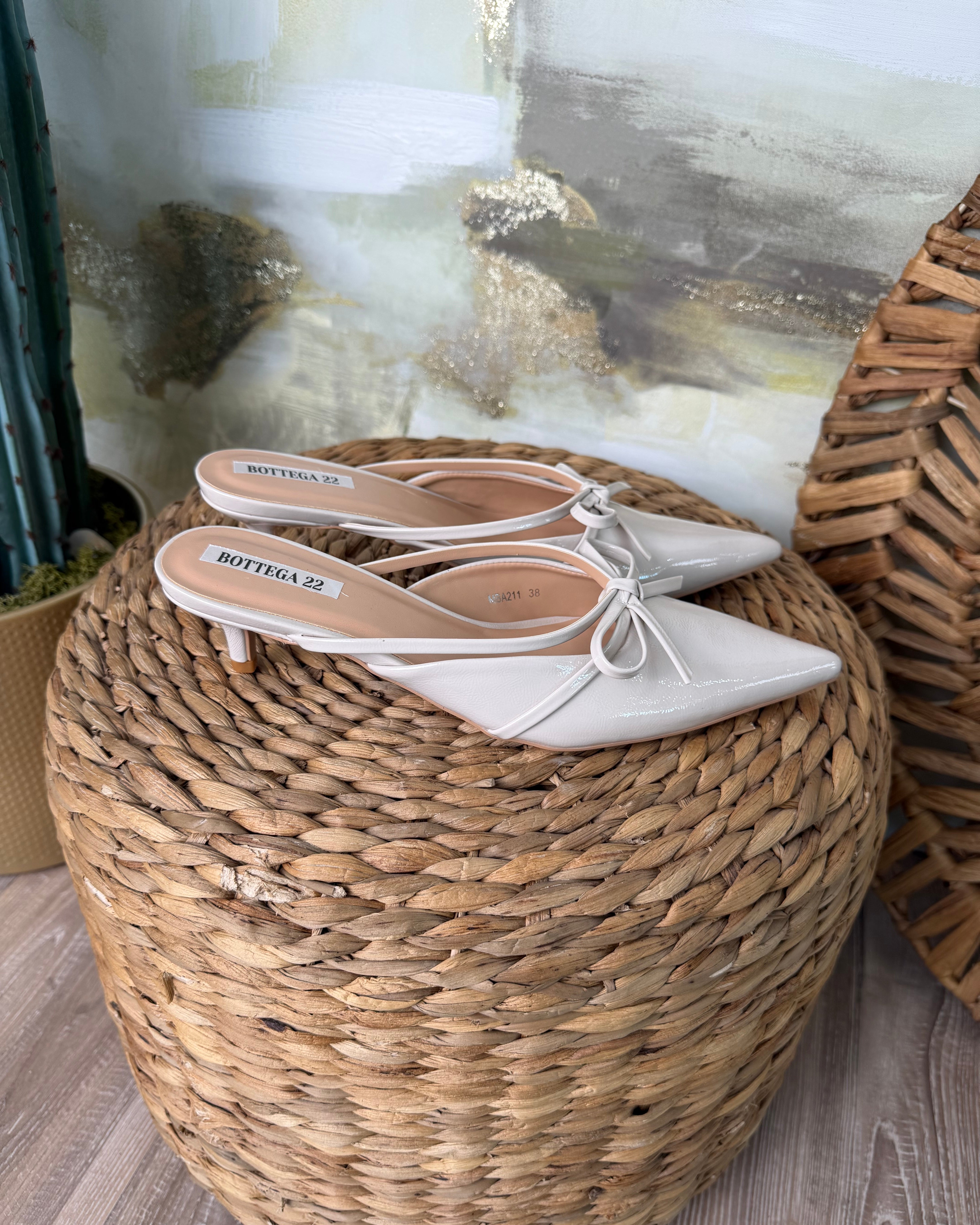 MULES VERNICIATI CON FIOCCO COL. PANNA