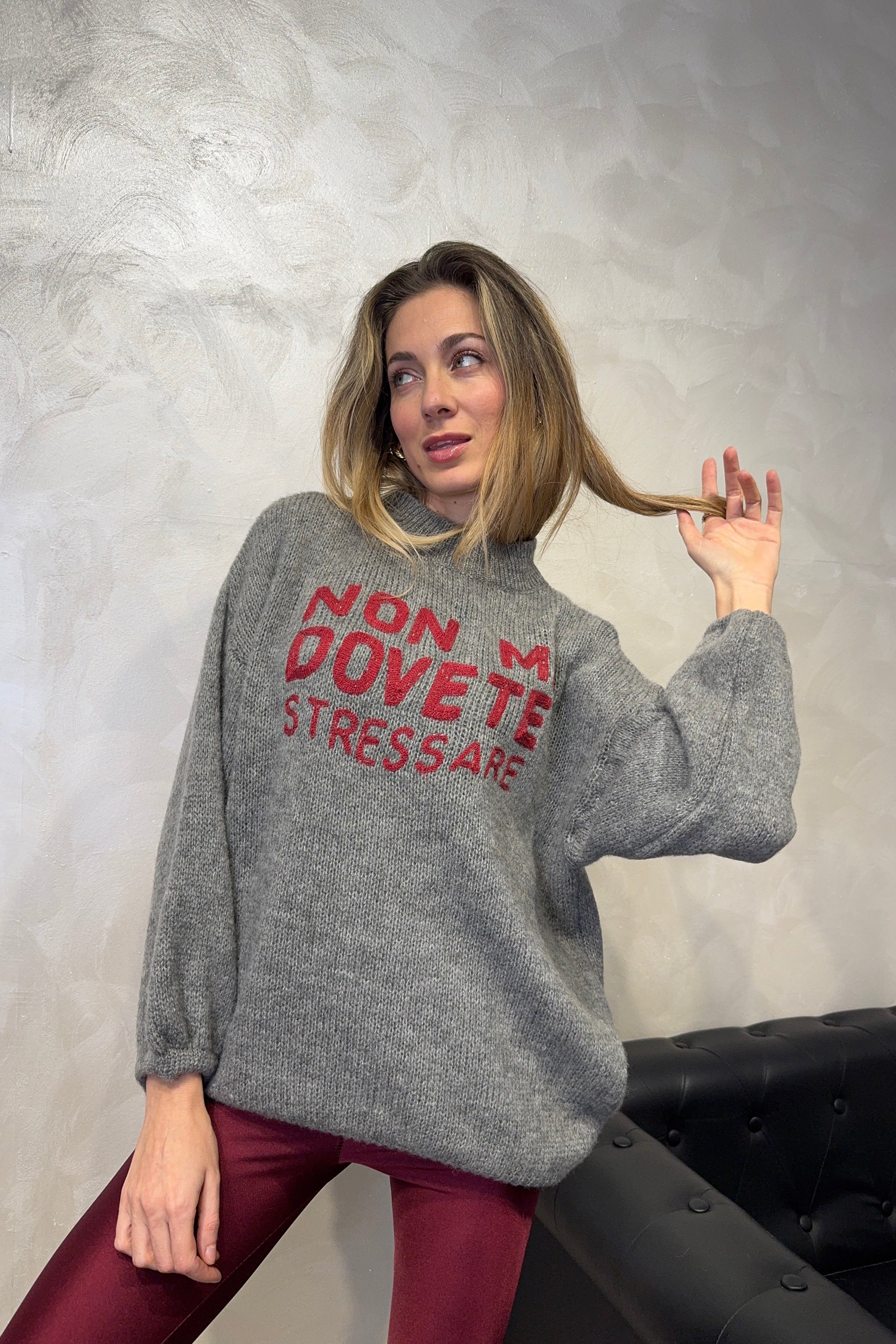 MAGLIONE CON RICAMO "NON MI DOVETE STRESSARE" COL. GRIGIO