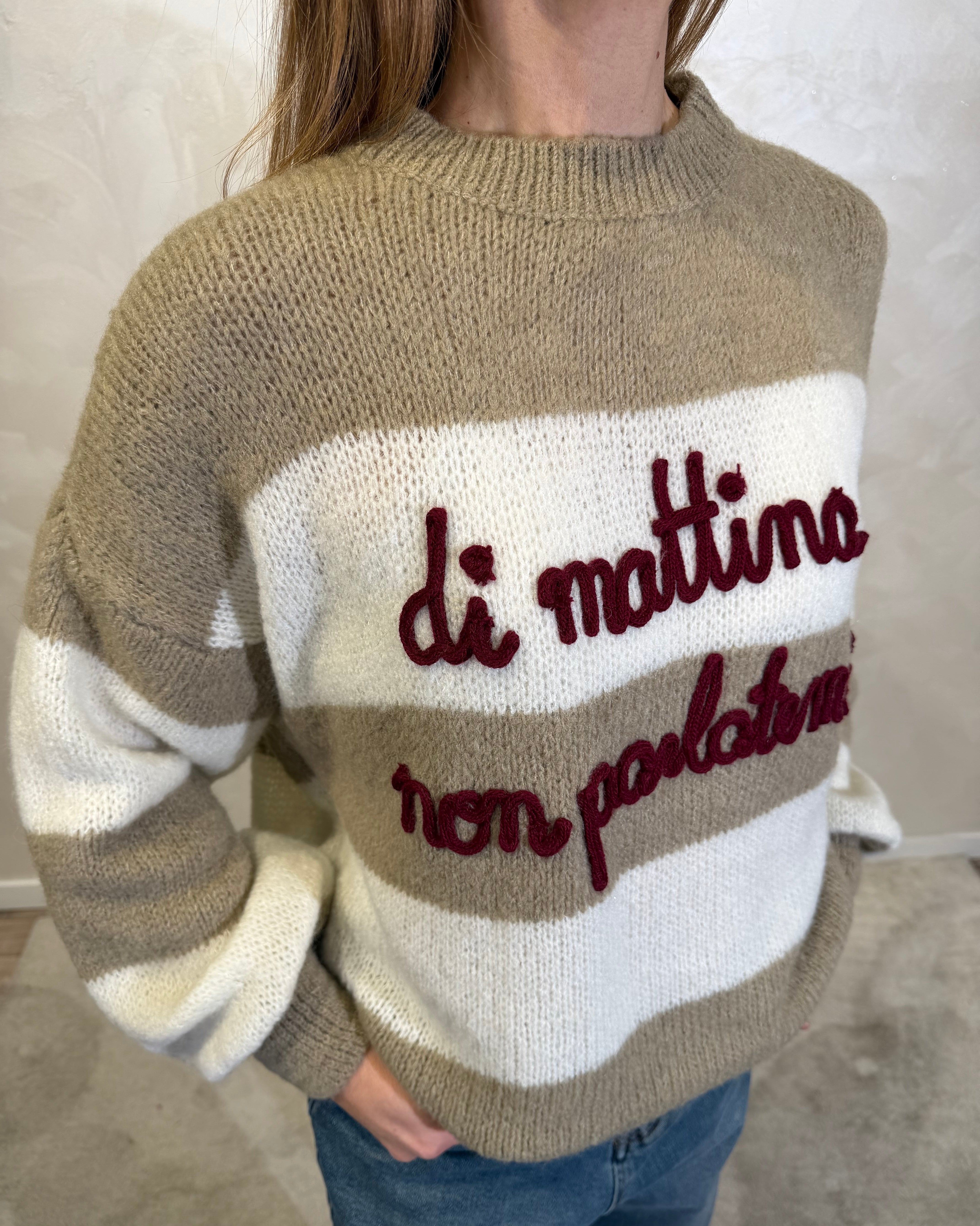 MAGLIONE RIGATO CON RICAMO " DI MATTINA NON PARLATEMI" COL.SABBIA
