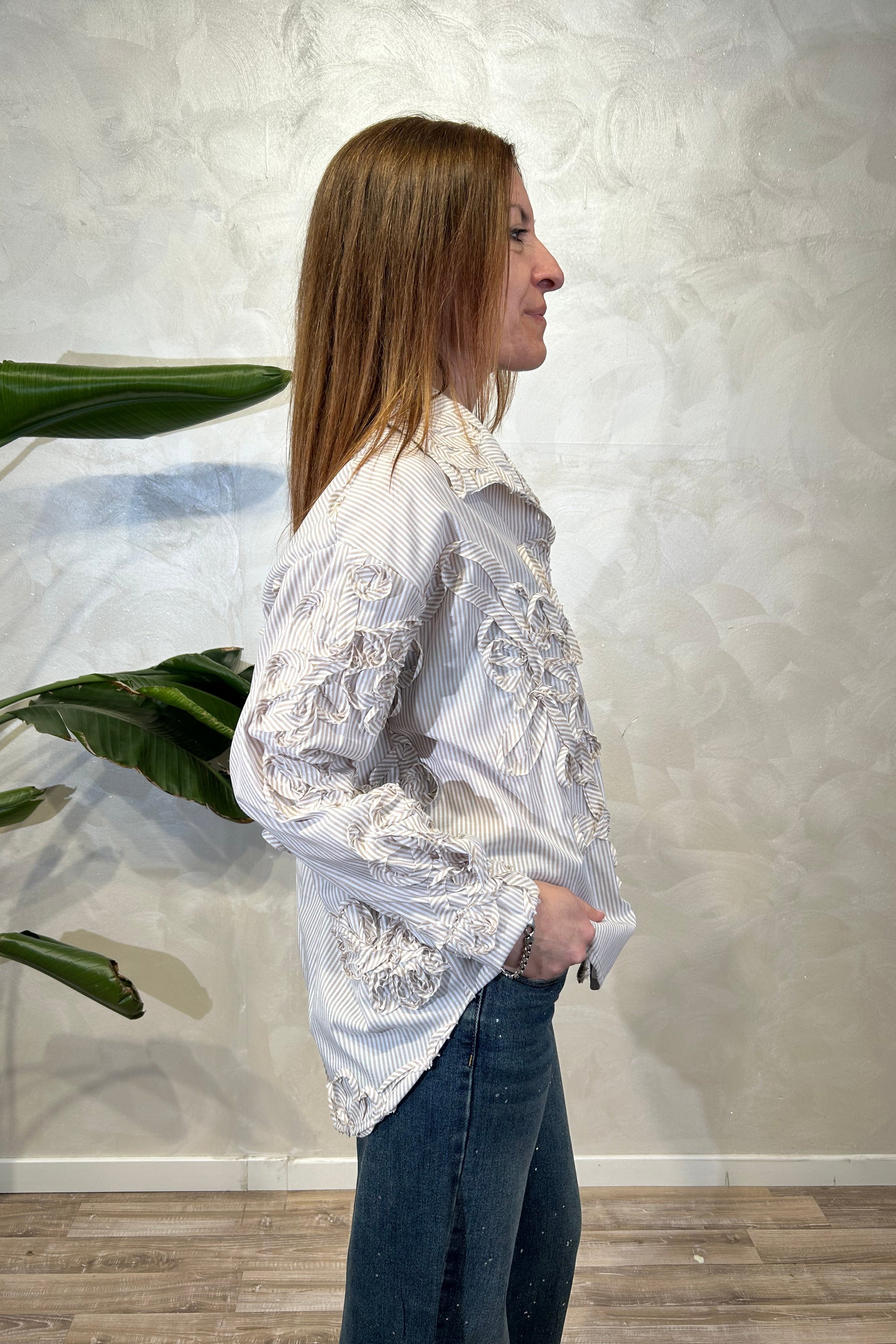 CAMICIA IN COTONE A RIGHE CON APPLICAZIONI RICAMATE DIS.FLOREALE COL.SABBIA