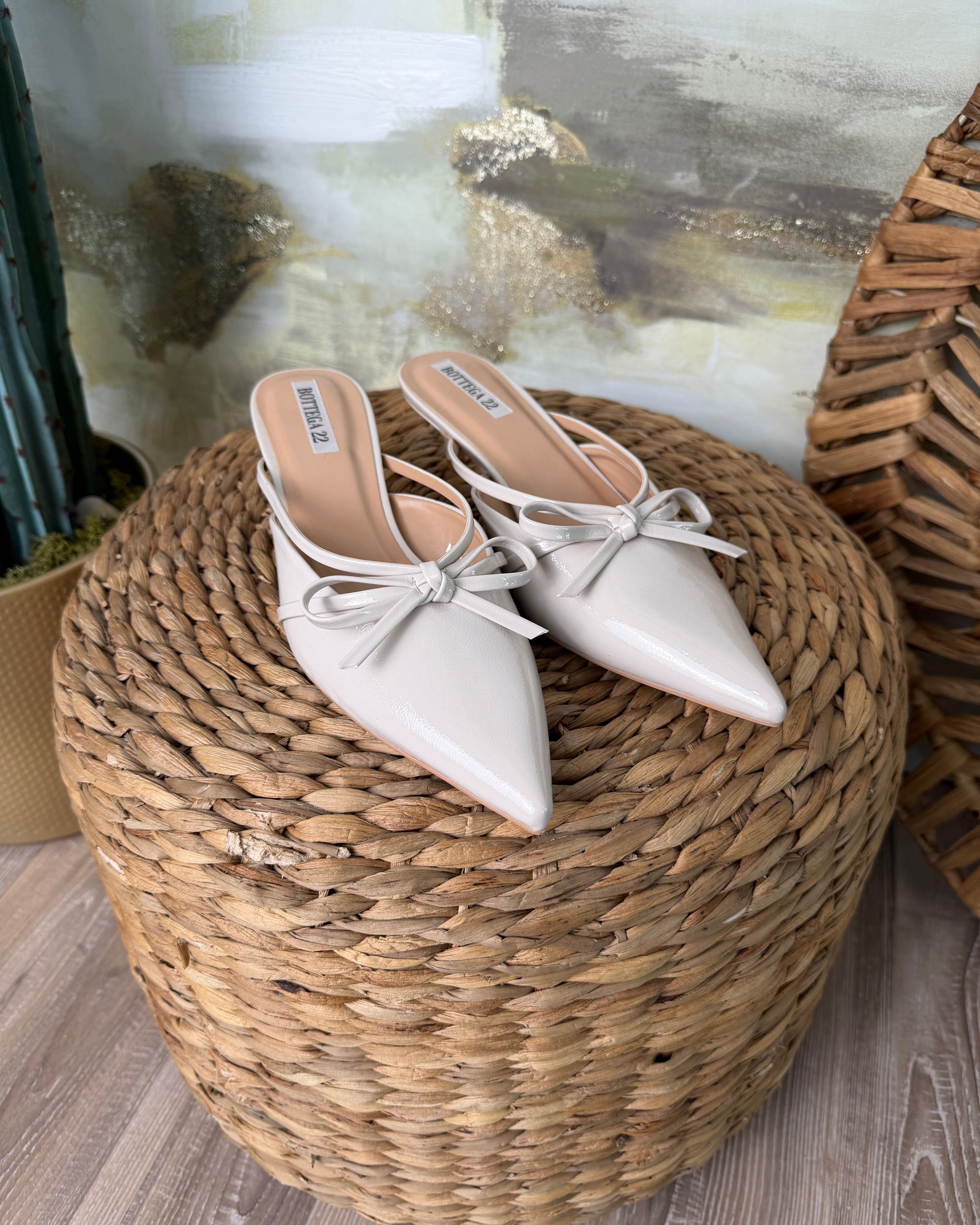 MULES VERNICIATI CON FIOCCO COL. PANNA