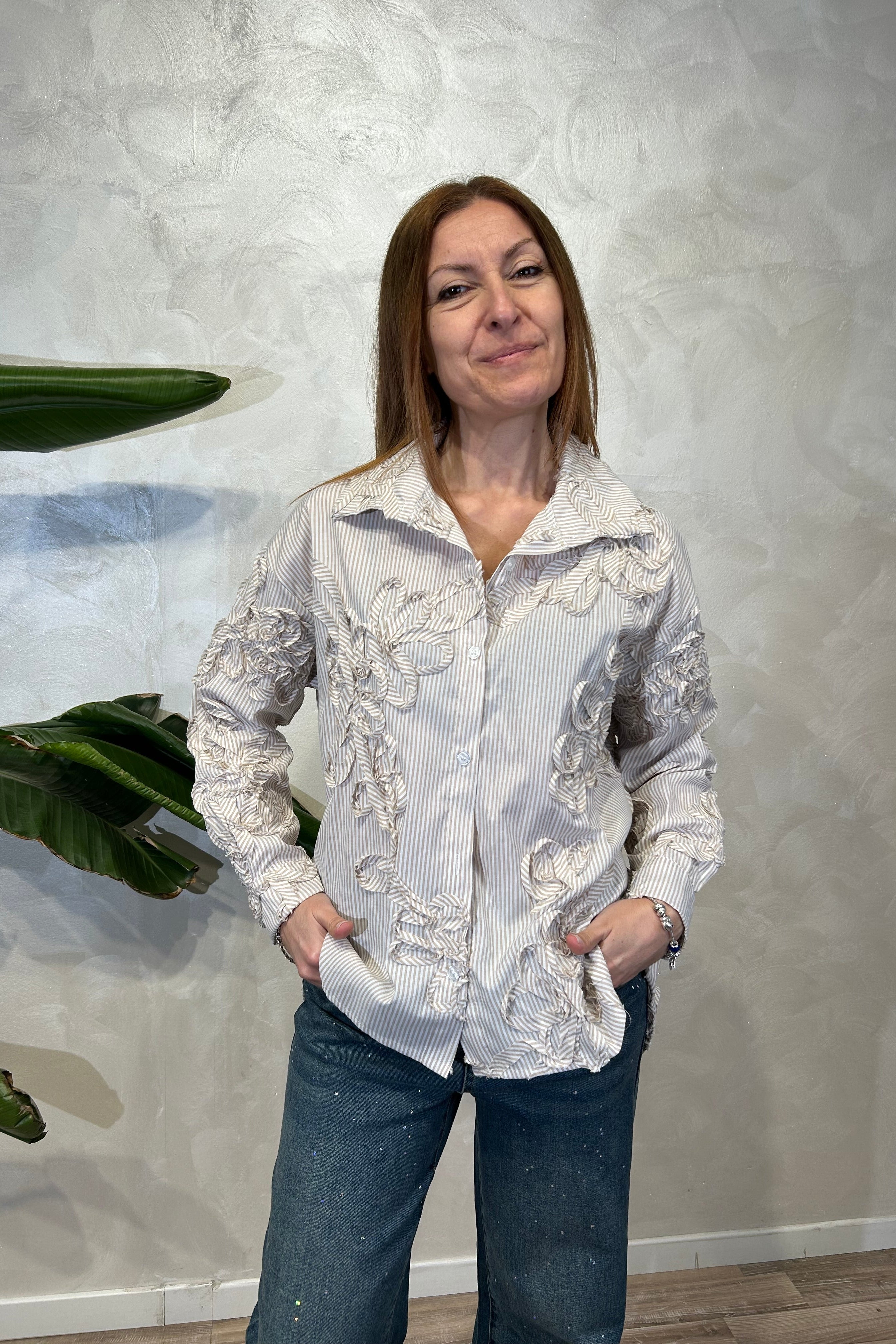 CAMICIA IN COTONE A RIGHE CON APPLICAZIONI RICAMATE DIS.FLOREALE COL.SABBIA
