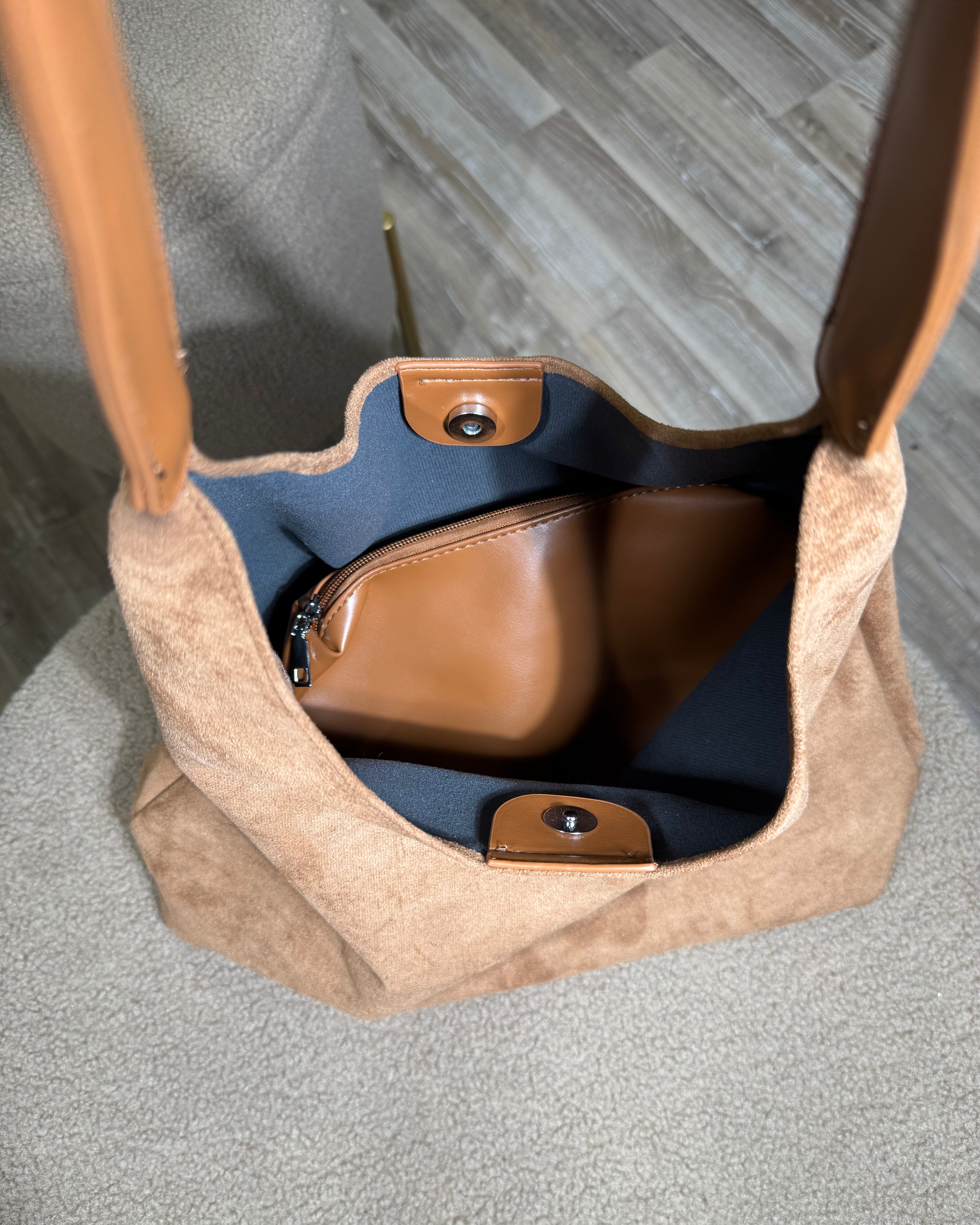 BORSA TRIANGOLARE IN SIMIL CAMOSCIO COL. CAMEL