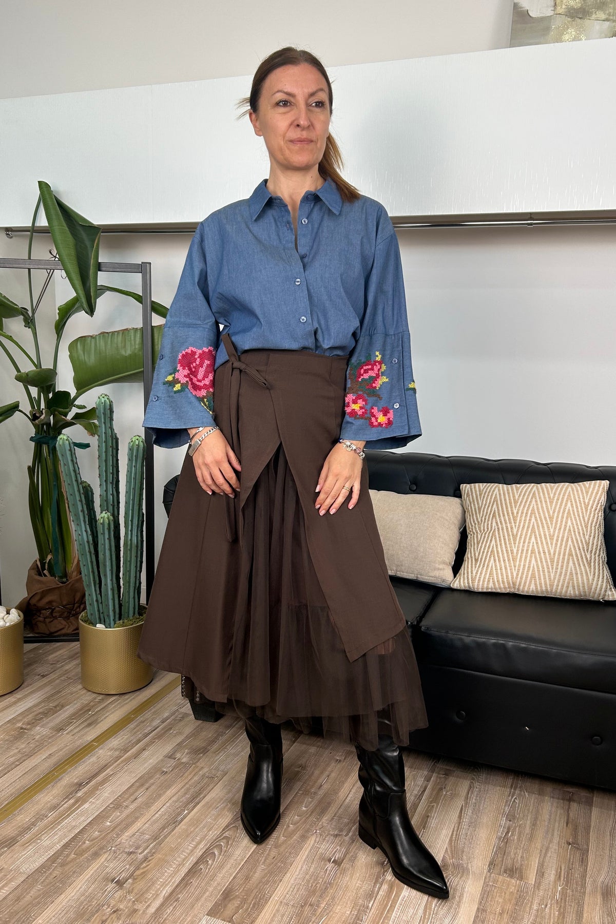 CAMICIA DENIM BLU CON RICAMI FLOREALI