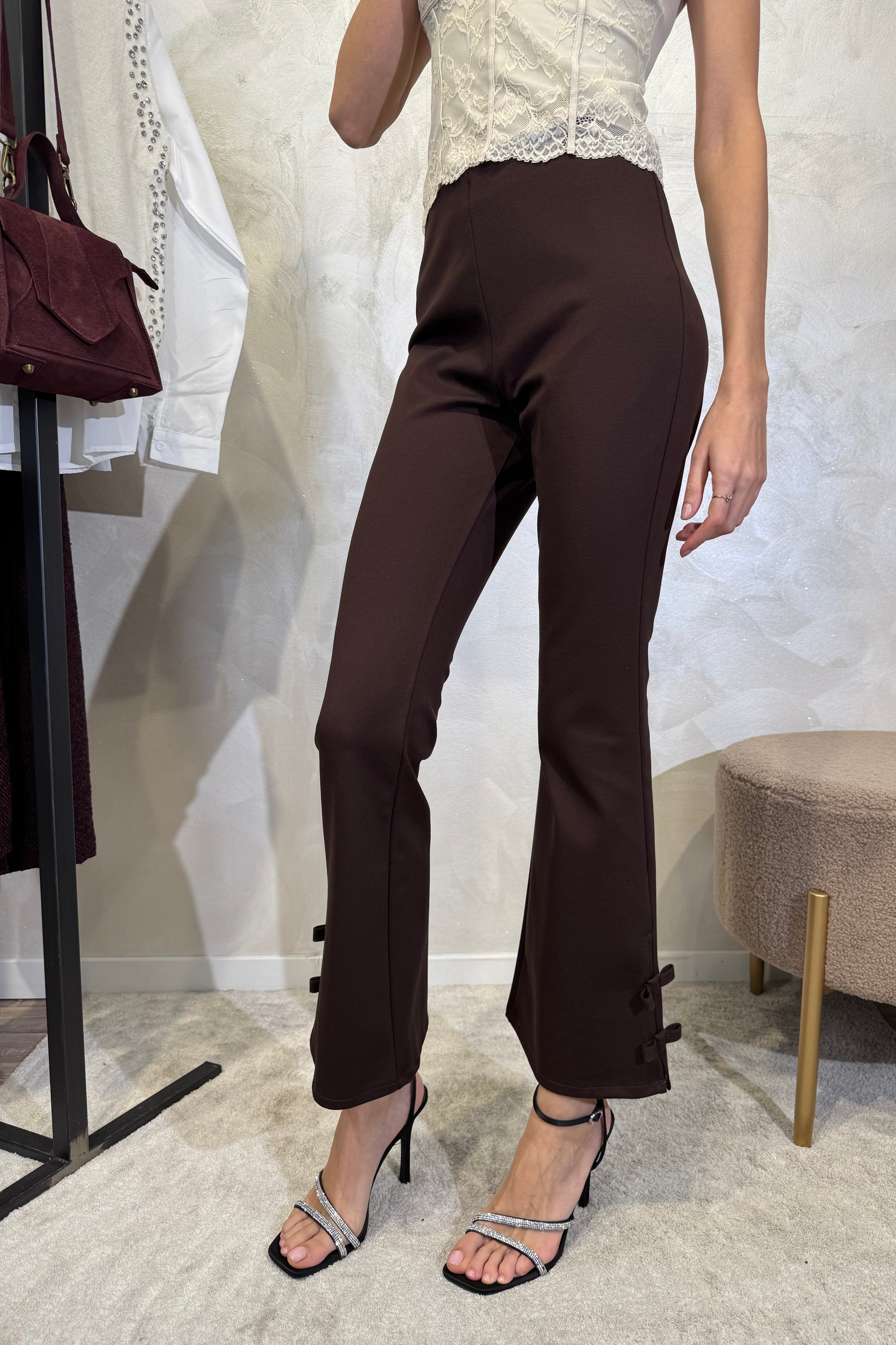 PANTALONE A ZAMPA CON DETTAGLI FIOCCO AL FONDO GAMBA COL. MORO