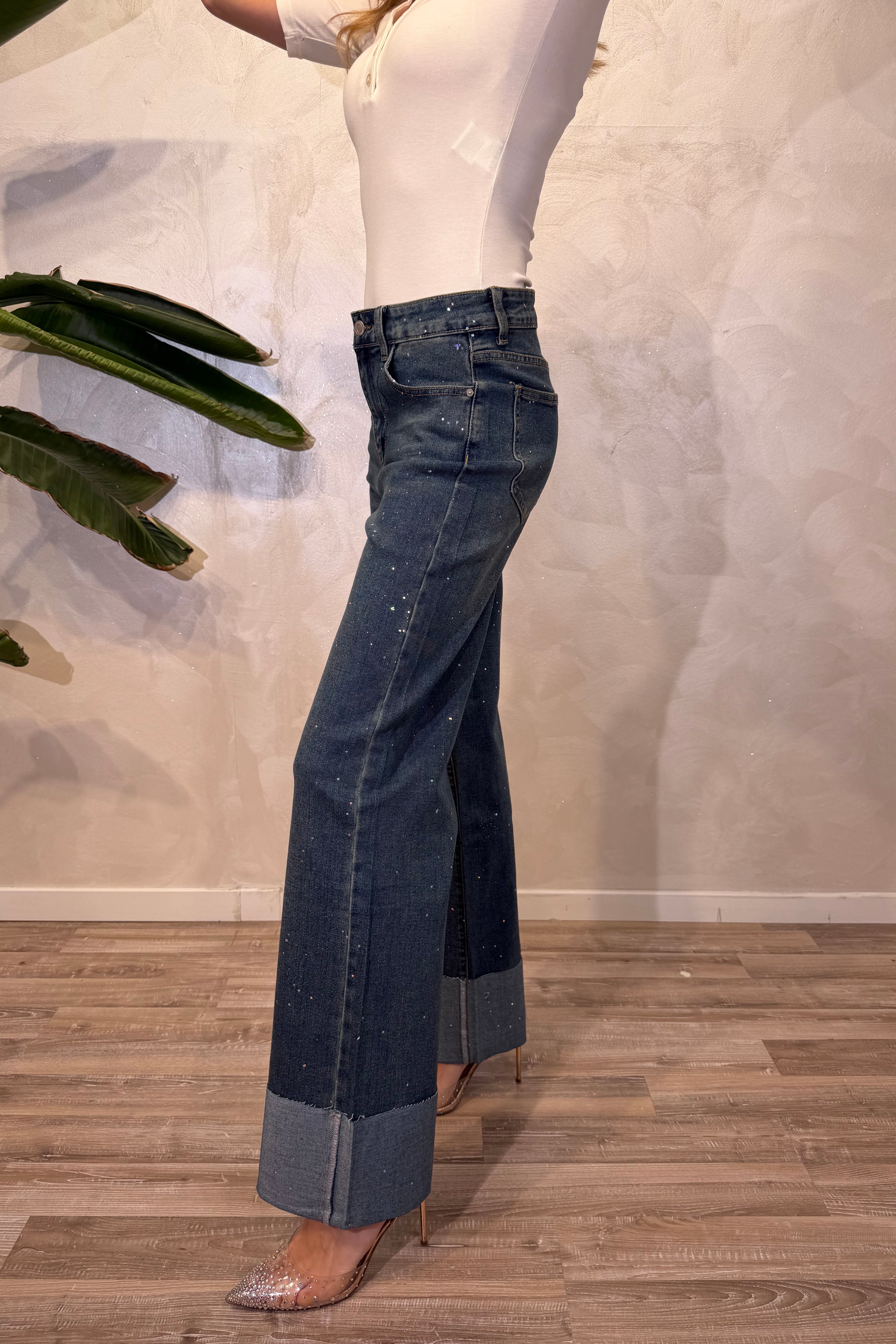 JEANS CON RISVOLTO ALTO A CONTRASTO ED EFFETTO STRASS SPRUZZATO COL. DENIM