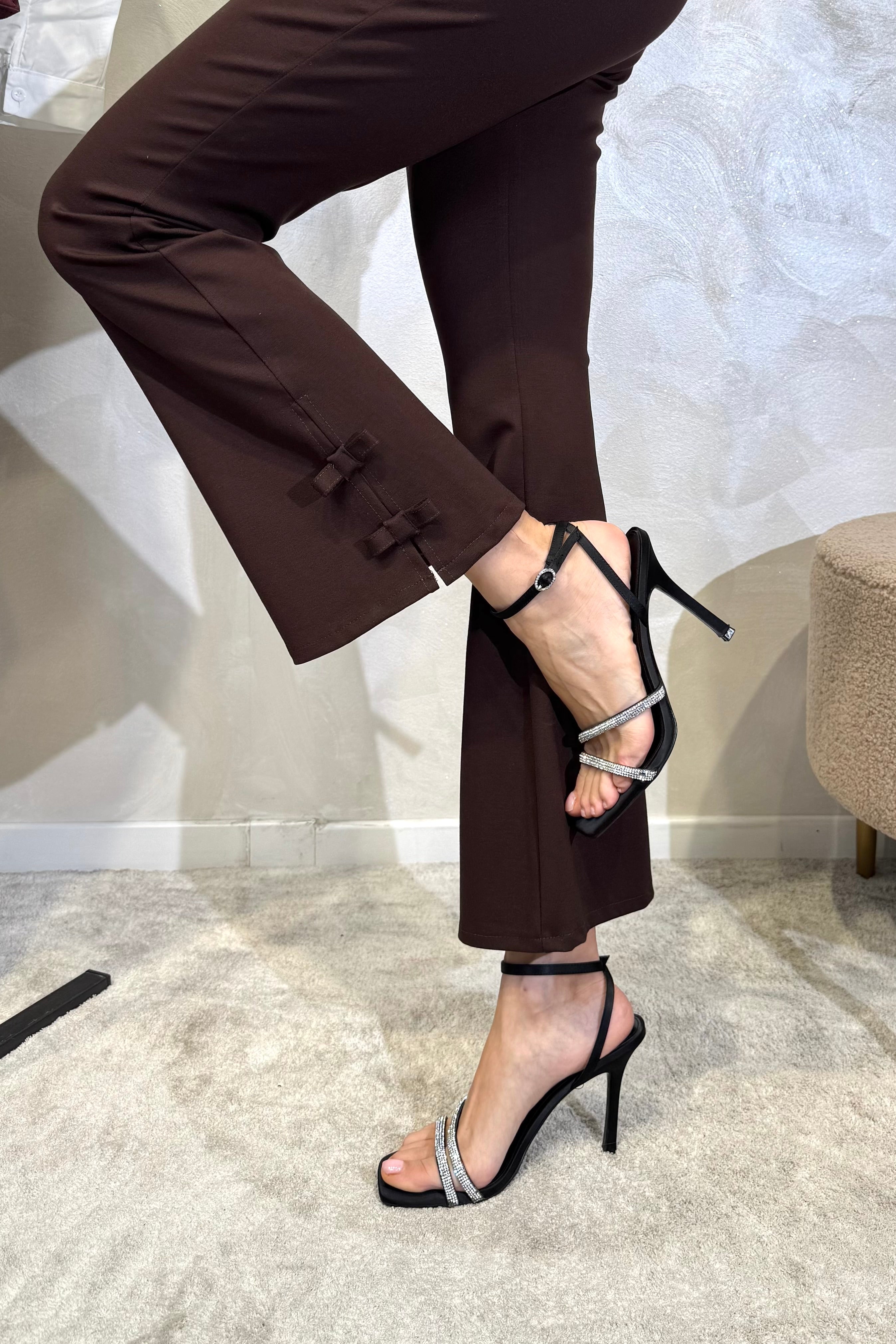 PANTALONE A ZAMPA CON DETTAGLI FIOCCO AL FONDO GAMBA COL. MORO