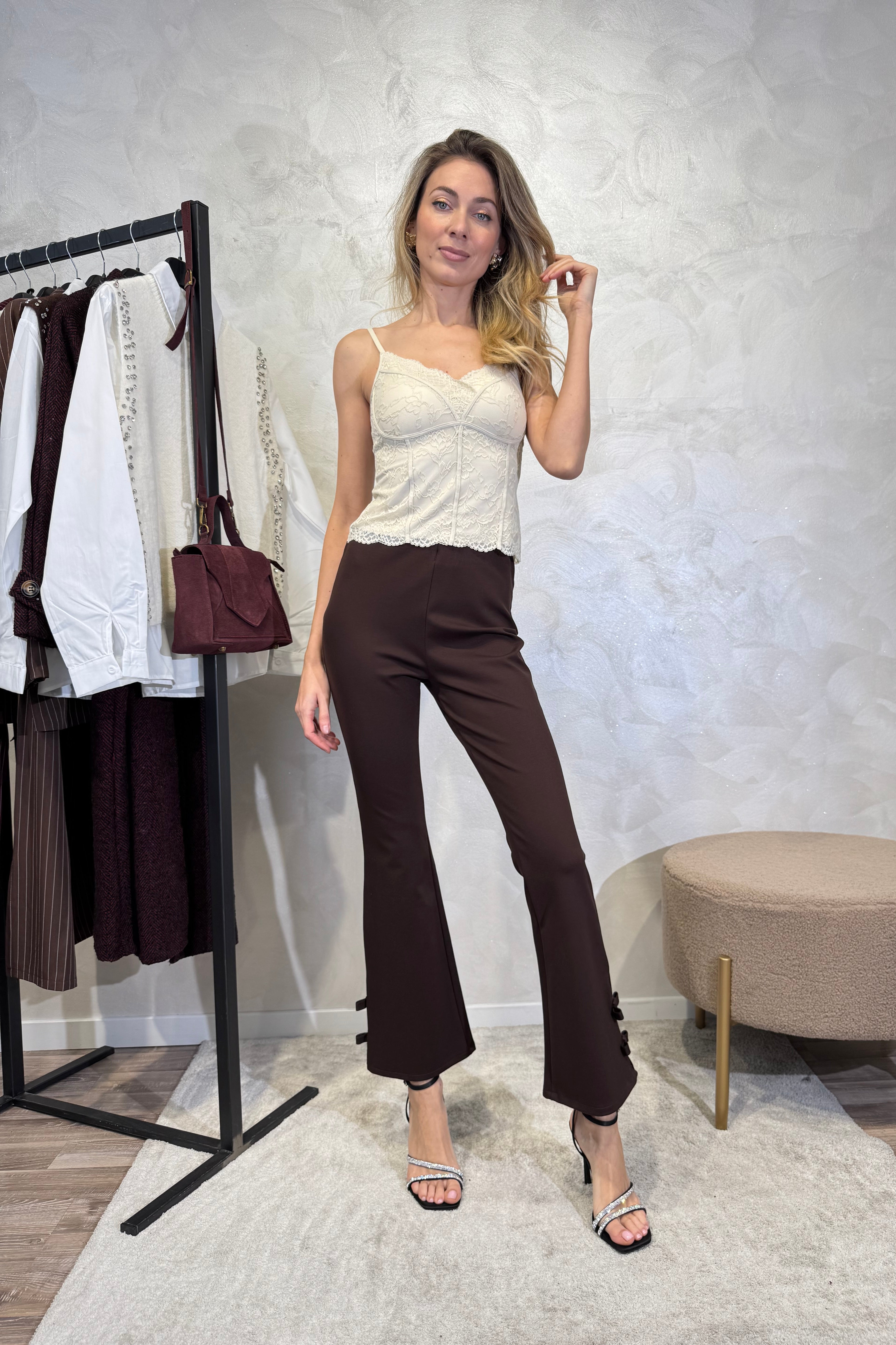 PANTALONE A ZAMPA CON DETTAGLI FIOCCO AL FONDO GAMBA COL. MORO