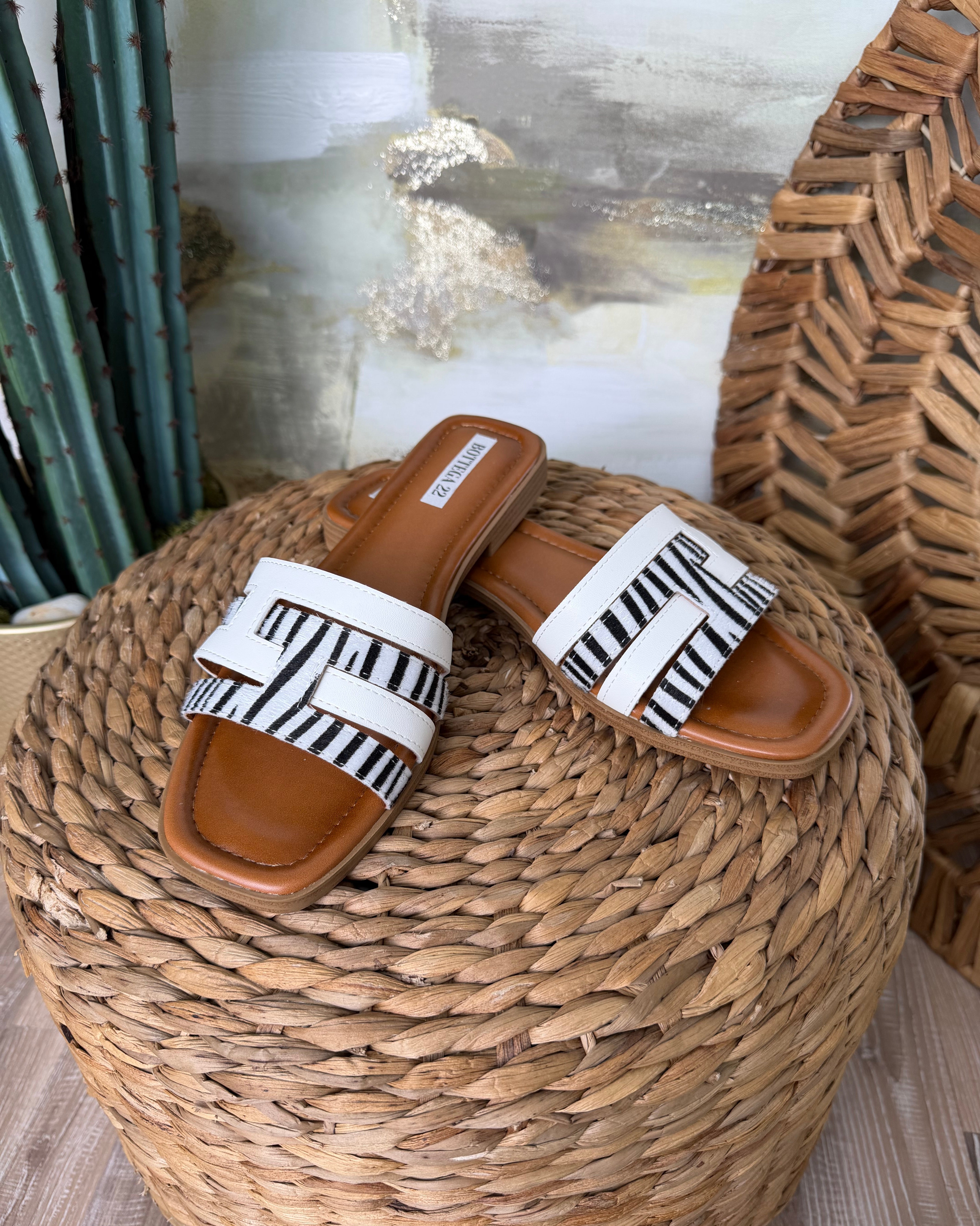 SANDALI FLAT CON DETTAGLIO ZEBRA COL. BIANCO