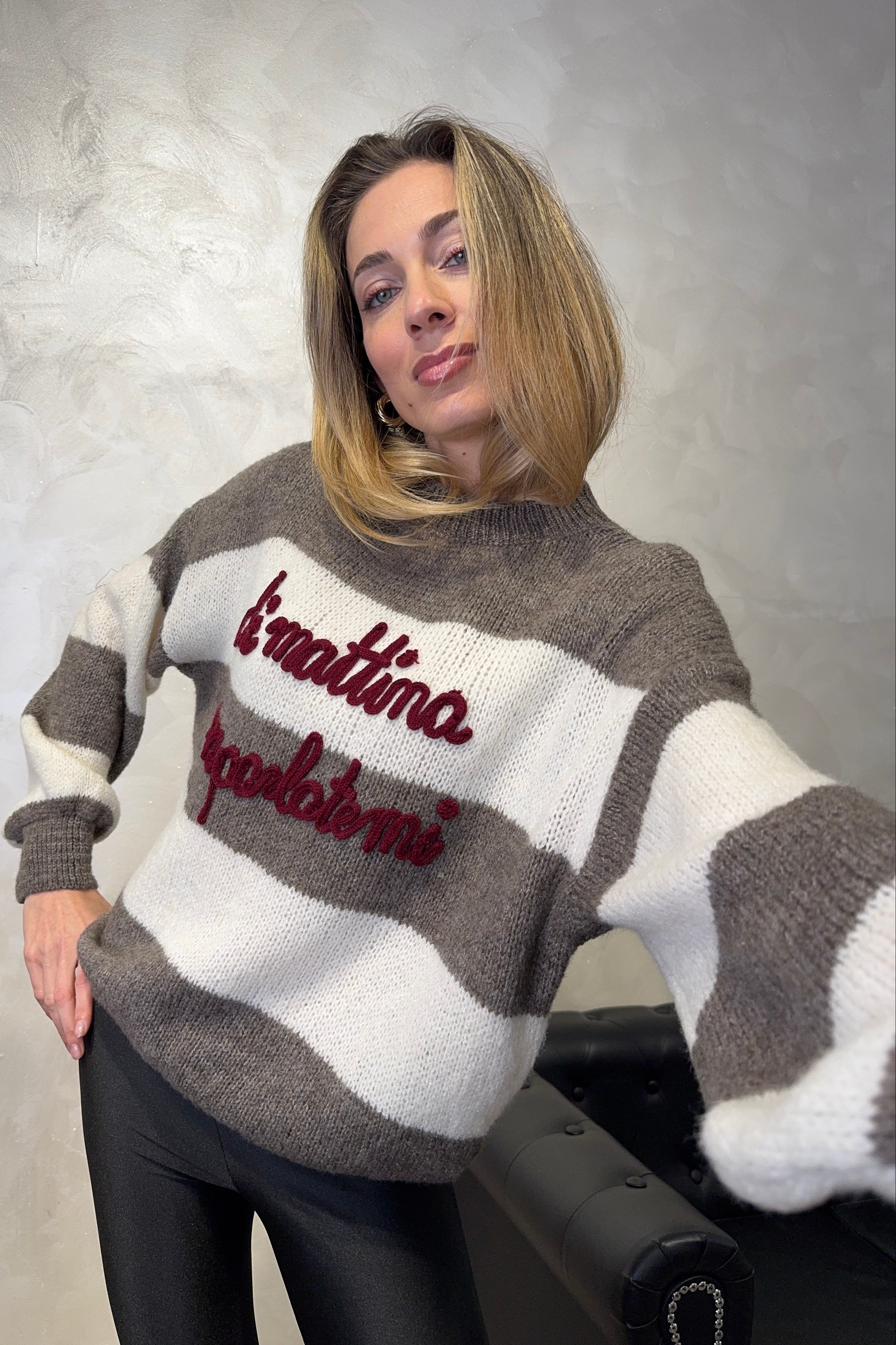 MAGLIONE RIGATO CON RICAMO " DI MATTINA NON PARLATEMI" COL.TORTORA