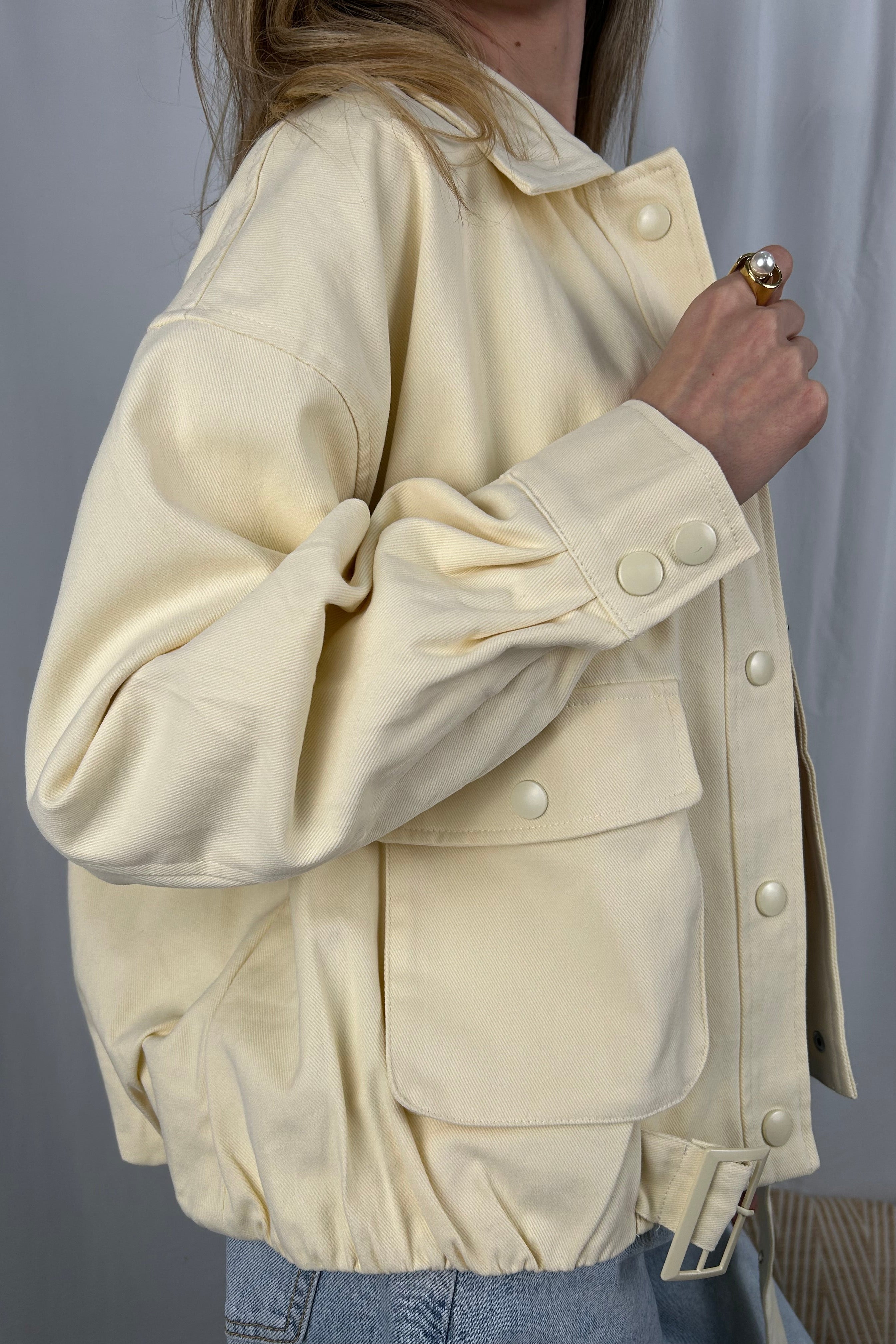 GIUBBOTTO CON TASCHE TIPO BOMBER CON FIBBIA COL. CREMA