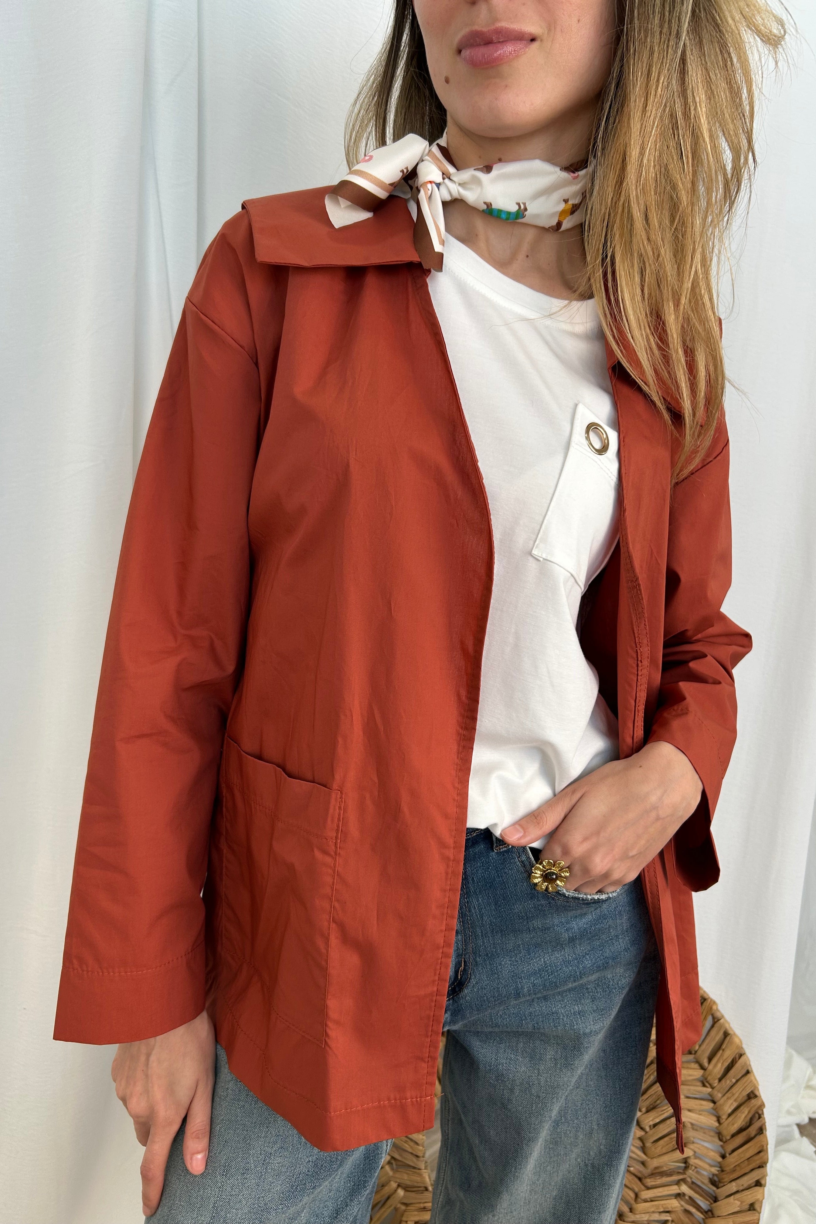 CAMICIA SPOLVERINO IN COTONE CON CINTURA COL. COCCIO