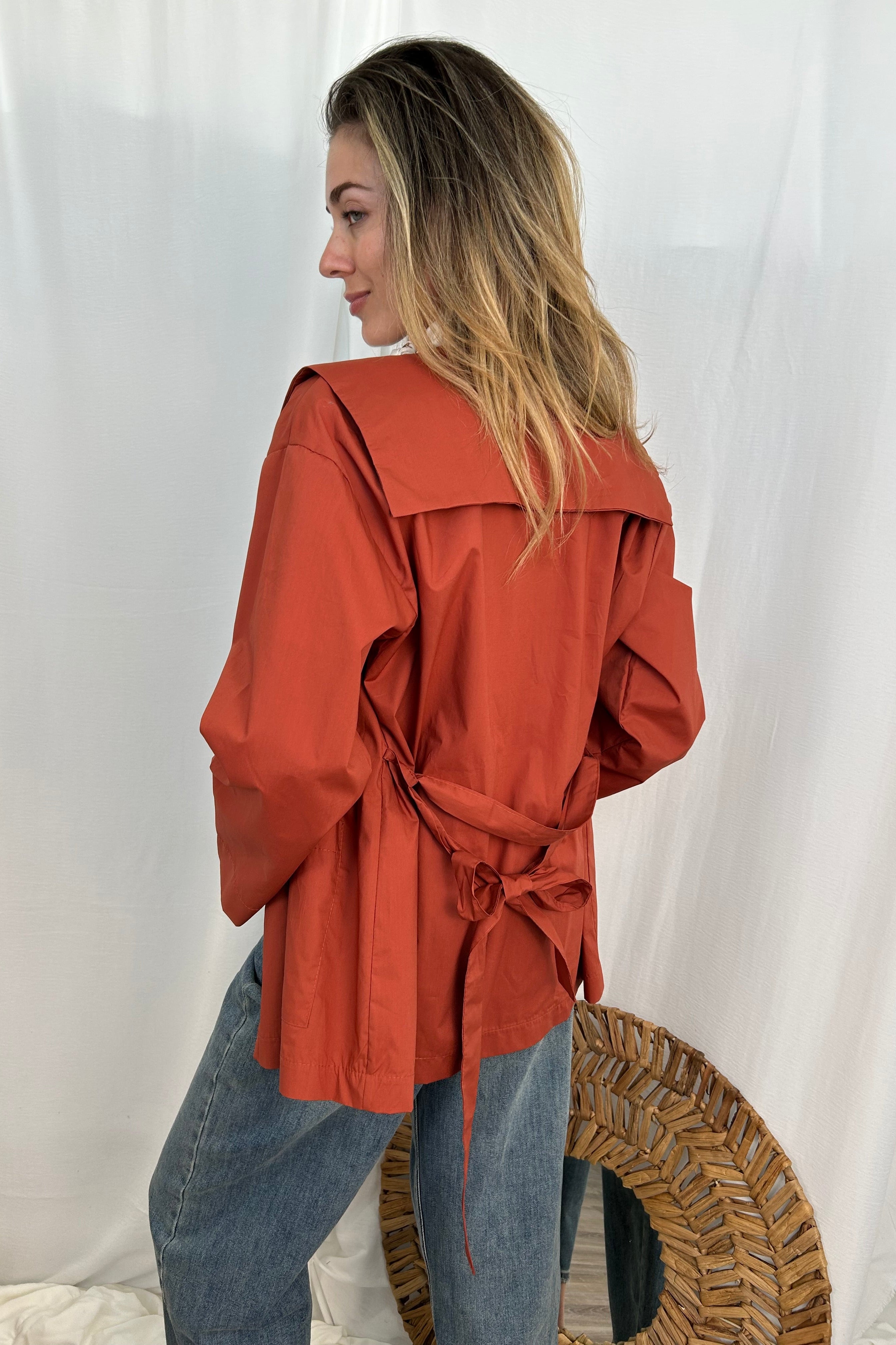 CAMICIA SPOLVERINO IN COTONE CON CINTURA COL. COCCIO