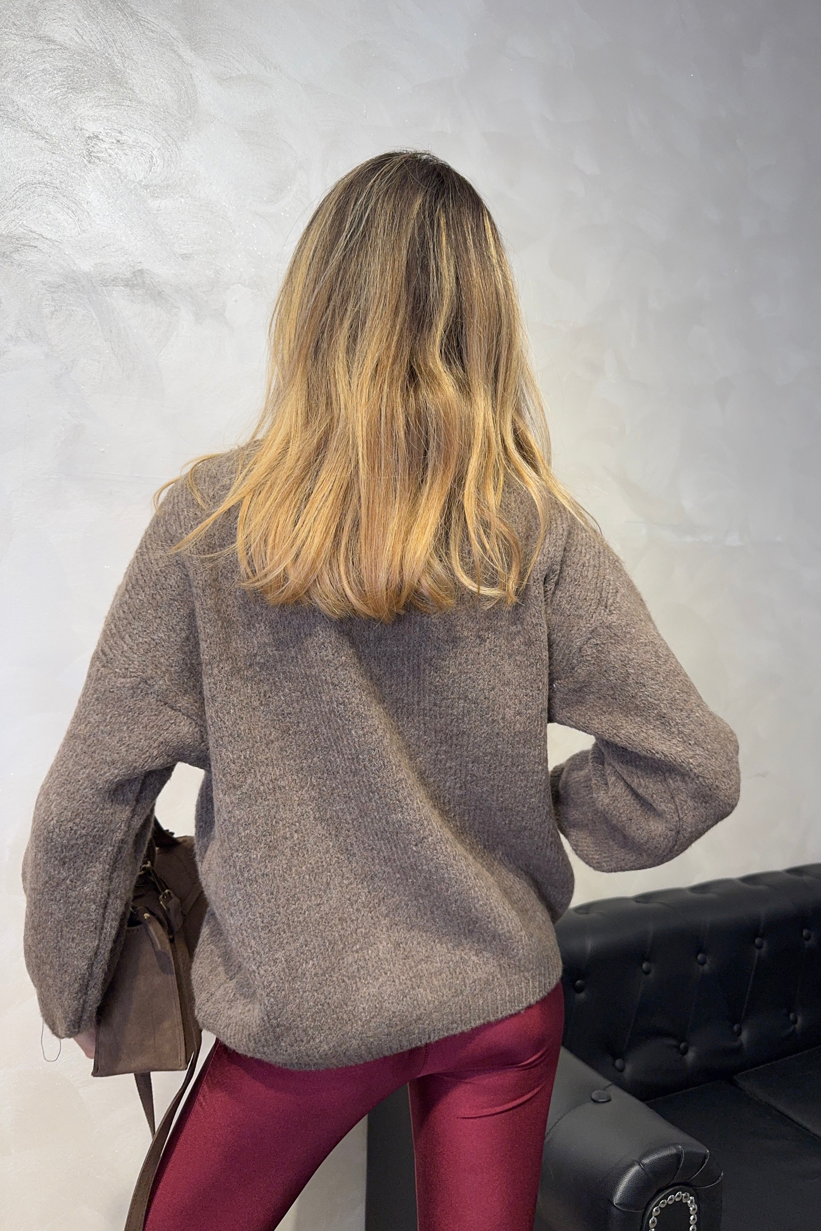 MAGLIONE CON RICAMO "NON MI DOVETE STRESSARE" COL. TORTORA